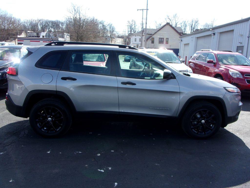 photo of 2016 JEEP CHEROKEE 4DR
