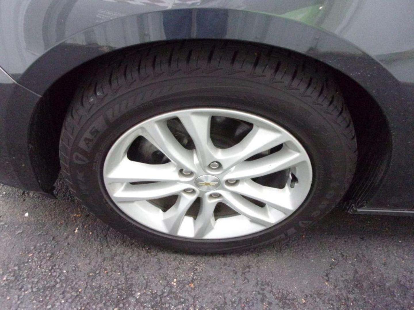 2018 GRAY CHEVROLET MALIBU LT (1G1ZD5ST2JF) with an 1.5L engine, Automatic transmission, located at 501 E. Columbia St., Springfield, OH, 45503, (800) 262-7122, 39.925262, -83.801796 - ***Clean Carfax***LT***Moonroof***Back-up Camera***84K Miles***Serviced and Detailed*** Jay North Auto has offered hand picked vehicles since 1965! Our customer's enjoy a NO pressure buying experience with a small town feel. All of our vehicles get fully inspected and detailed. We are a preferre - Photo#23