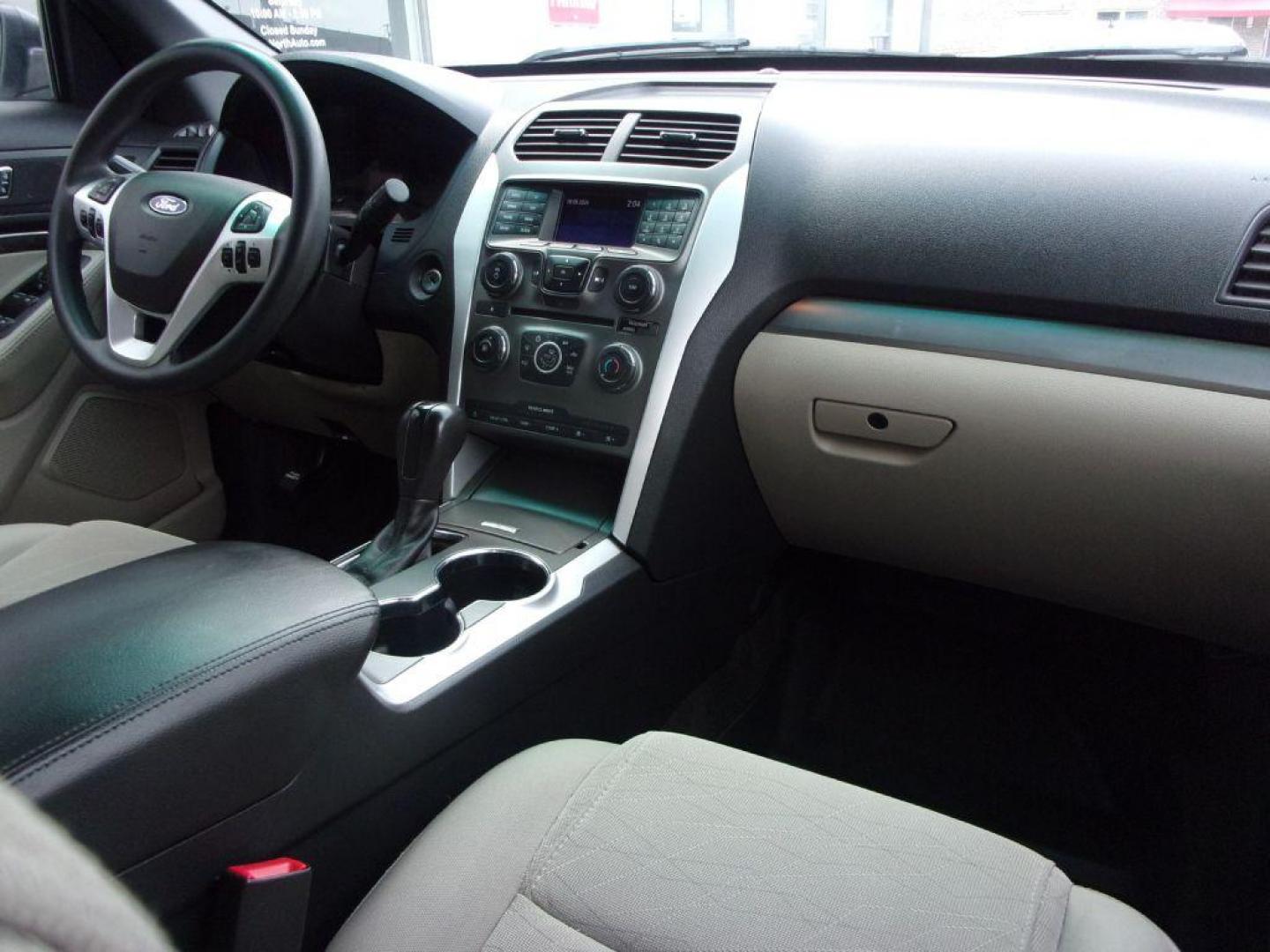 2015 WHITE FORD EXPLORER (1FM5K7B82FG) with an 3.5L engine, Automatic transmission, located at 501 E. Columbia St., Springfield, OH, 45503, (800) 262-7122, 39.925262, -83.801796 - Photo#19