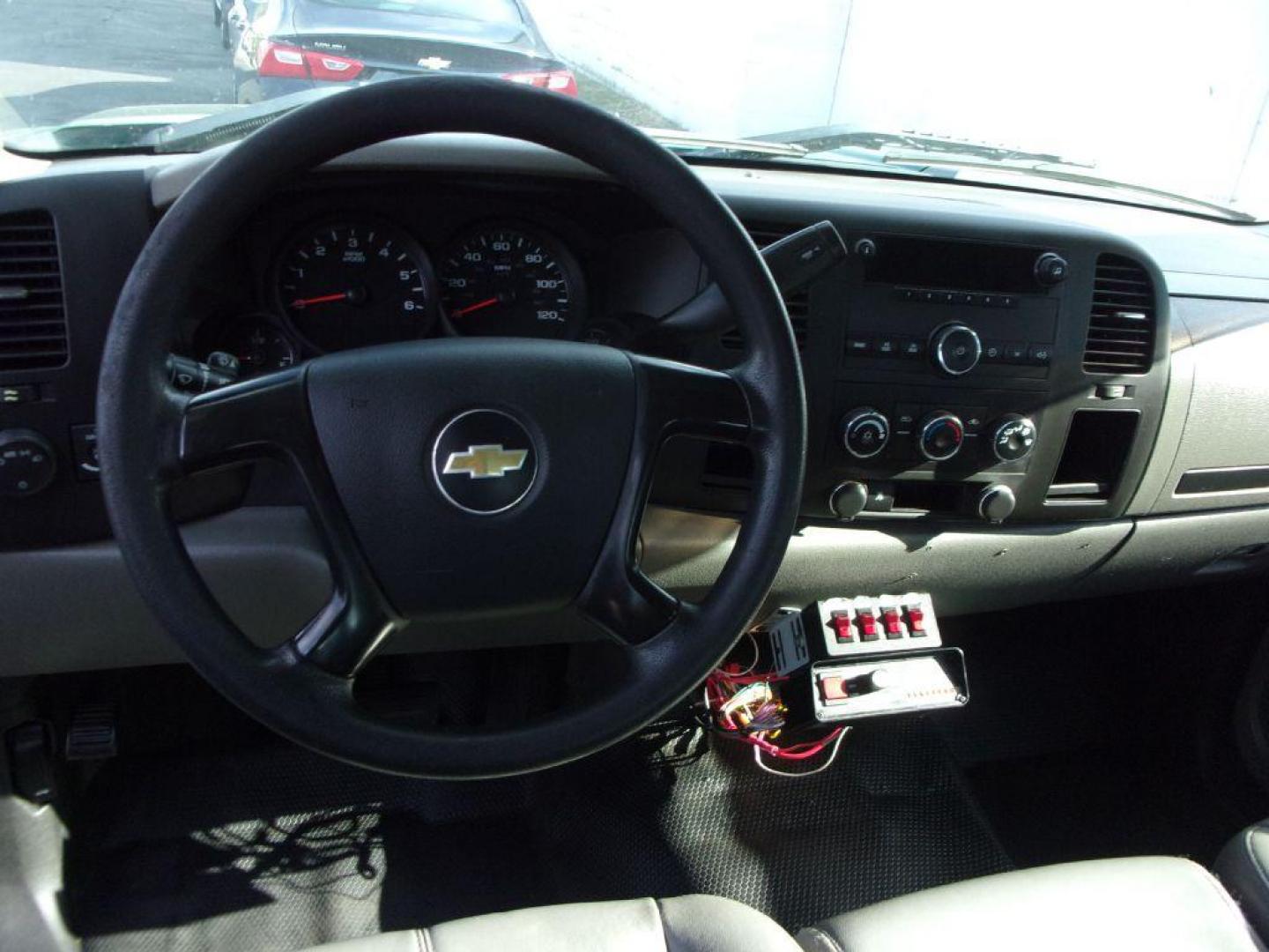 2011 GREEN CHEVROLET SILVERADO 1500 CREW CAB (3GCPCPEA1BG) with an 4.8L engine, Automatic transmission, located at 501 E. Columbia St., Springfield, OH, 45503, (800) 262-7122, 39.925262, -83.801796 - ***1-Owner***Work Truck***Crew Cab***Serviced and Detailed*** Jay North Auto has offered hand picked vehicles since 1965! Our customer's enjoy a NO pressure buying experience with a small town feel. All of our vehicles get fully inspected and detailed. We are a preferred dealer for many local cr - Photo#9