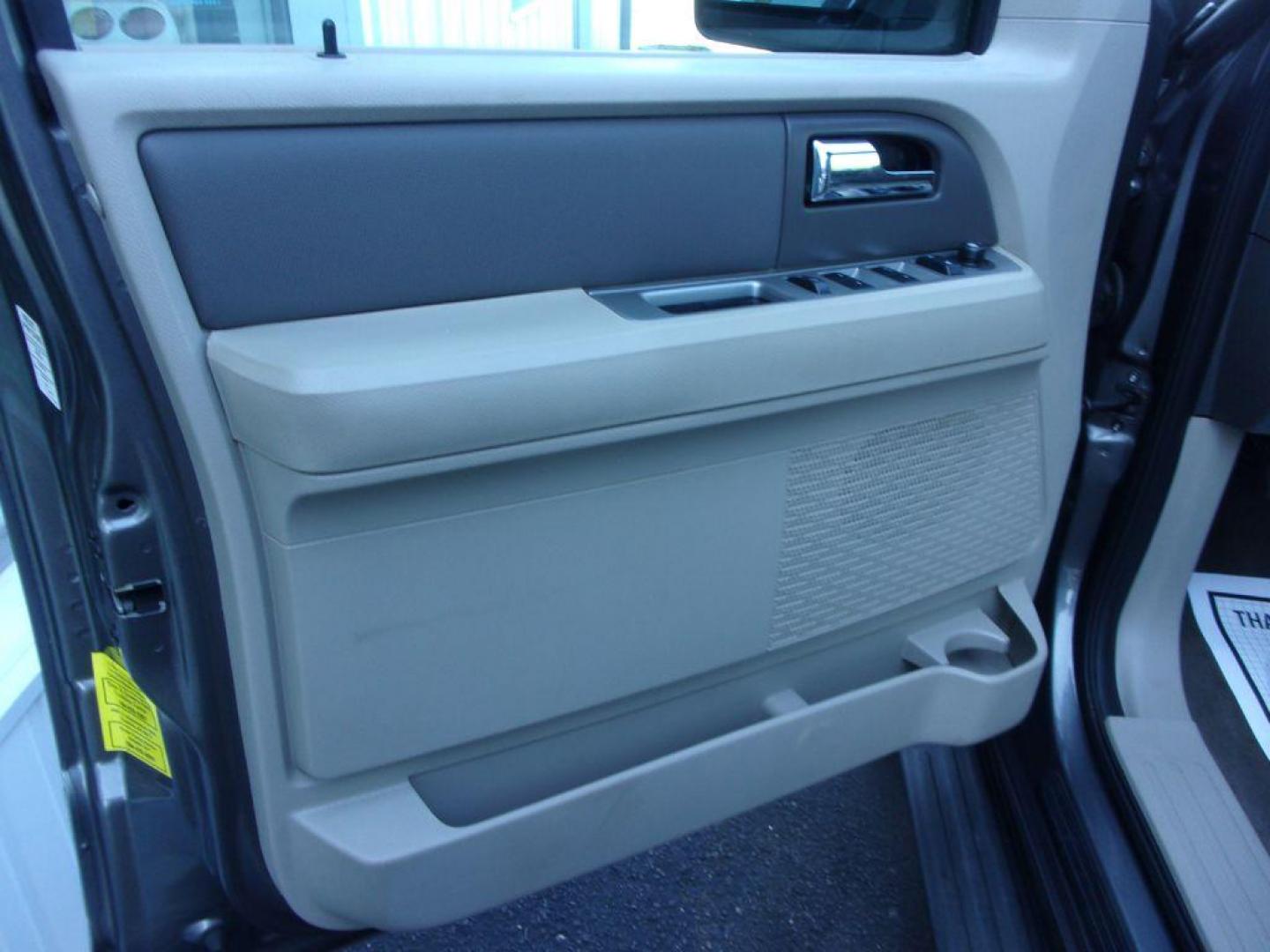 2013 GRAY FORD EXPEDITION XLT (1FMJU1H53DE) with an 5.4L engine, Automatic transmission, located at 501 E. Columbia St., Springfield, OH, 45503, (800) 262-7122, 39.925262, -83.801796 - *** New Tires *** 5.4L RWD *** 3RD Row Seating *** Serviced and Detailed ***( price reflects moonroof needs repaired to be used ) *** Jay North Auto has offered hand picked vehicles since 1965! Our customer's enjoy a NO pressure buying experience with a small town feel. All of our vehicles get - Photo#11