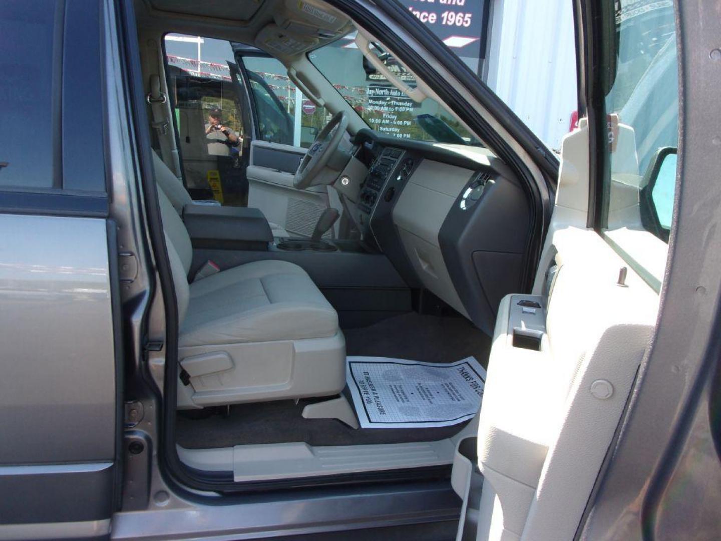2013 GRAY FORD EXPEDITION XLT (1FMJU1H53DE) with an 5.4L engine, Automatic transmission, located at 501 E. Columbia St., Springfield, OH, 45503, (800) 262-7122, 39.925262, -83.801796 - *** New Tires *** 5.4L RWD *** 3RD Row Seating *** Serviced and Detailed ***( price reflects moonroof needs repaired to be used ) *** Jay North Auto has offered hand picked vehicles since 1965! Our customer's enjoy a NO pressure buying experience with a small town feel. All of our vehicles get - Photo#16