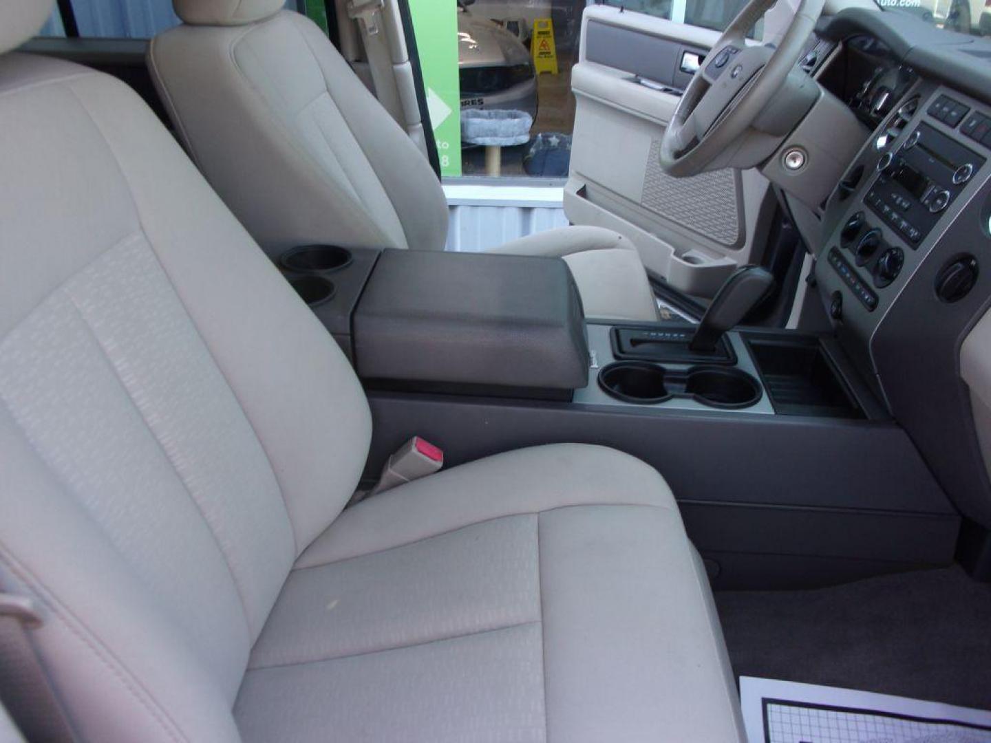 2013 GRAY FORD EXPEDITION XLT (1FMJU1H53DE) with an 5.4L engine, Automatic transmission, located at 501 E. Columbia St., Springfield, OH, 45503, (800) 262-7122, 39.925262, -83.801796 - *** New Tires *** 5.4L RWD *** 3RD Row Seating *** Serviced and Detailed ***( price reflects moonroof needs repaired to be used ) *** Jay North Auto has offered hand picked vehicles since 1965! Our customer's enjoy a NO pressure buying experience with a small town feel. All of our vehicles get - Photo#17