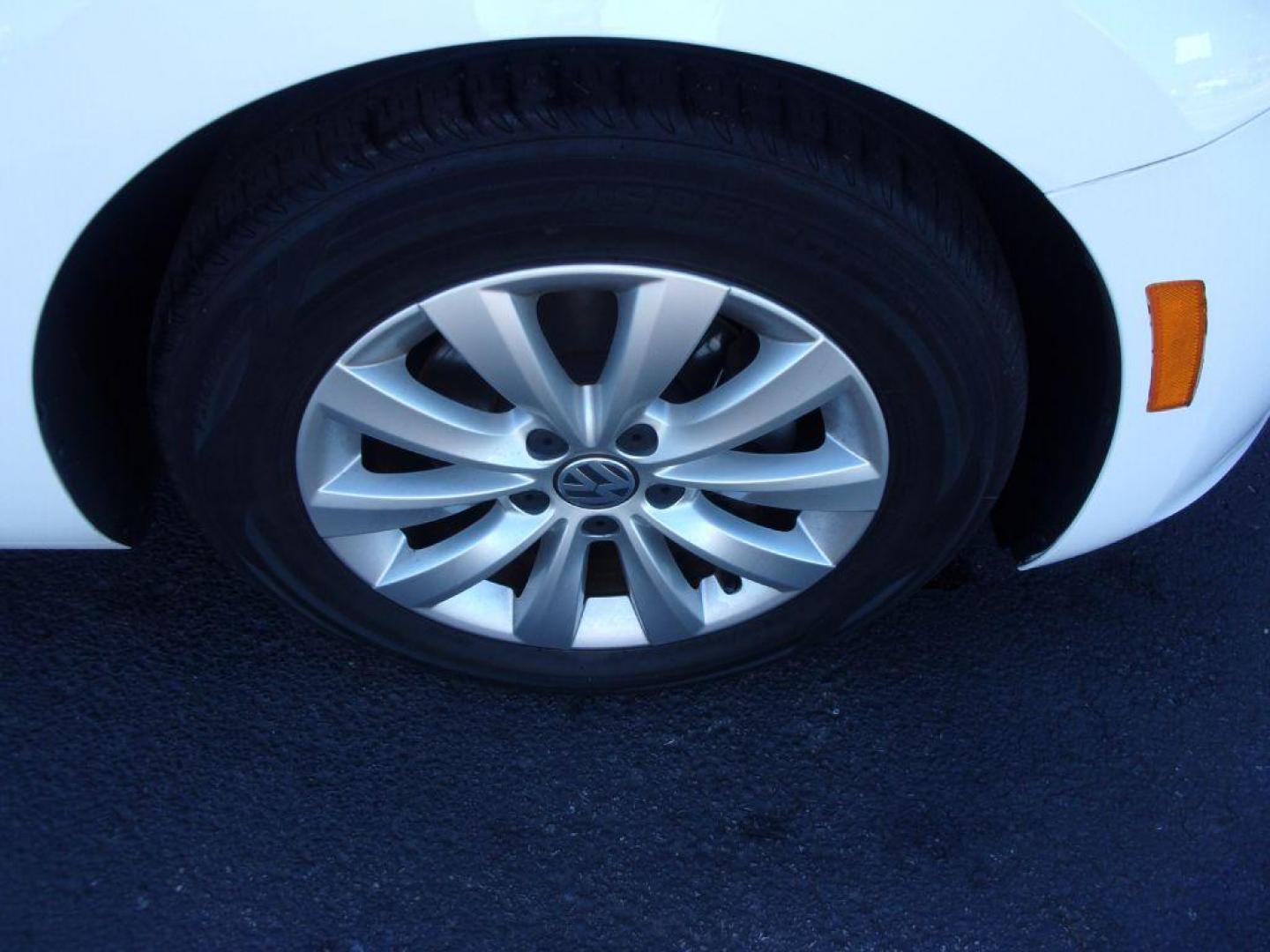 2013 WHITE VOLKSWAGEN BEETLE 2.5L (3VWFP7AT4DM) with an 2.5L engine, Automatic transmission, located at 501 E. Columbia St., Springfield, OH, 45503, (800) 262-7122, 39.925262, -83.801796 - Photo#16