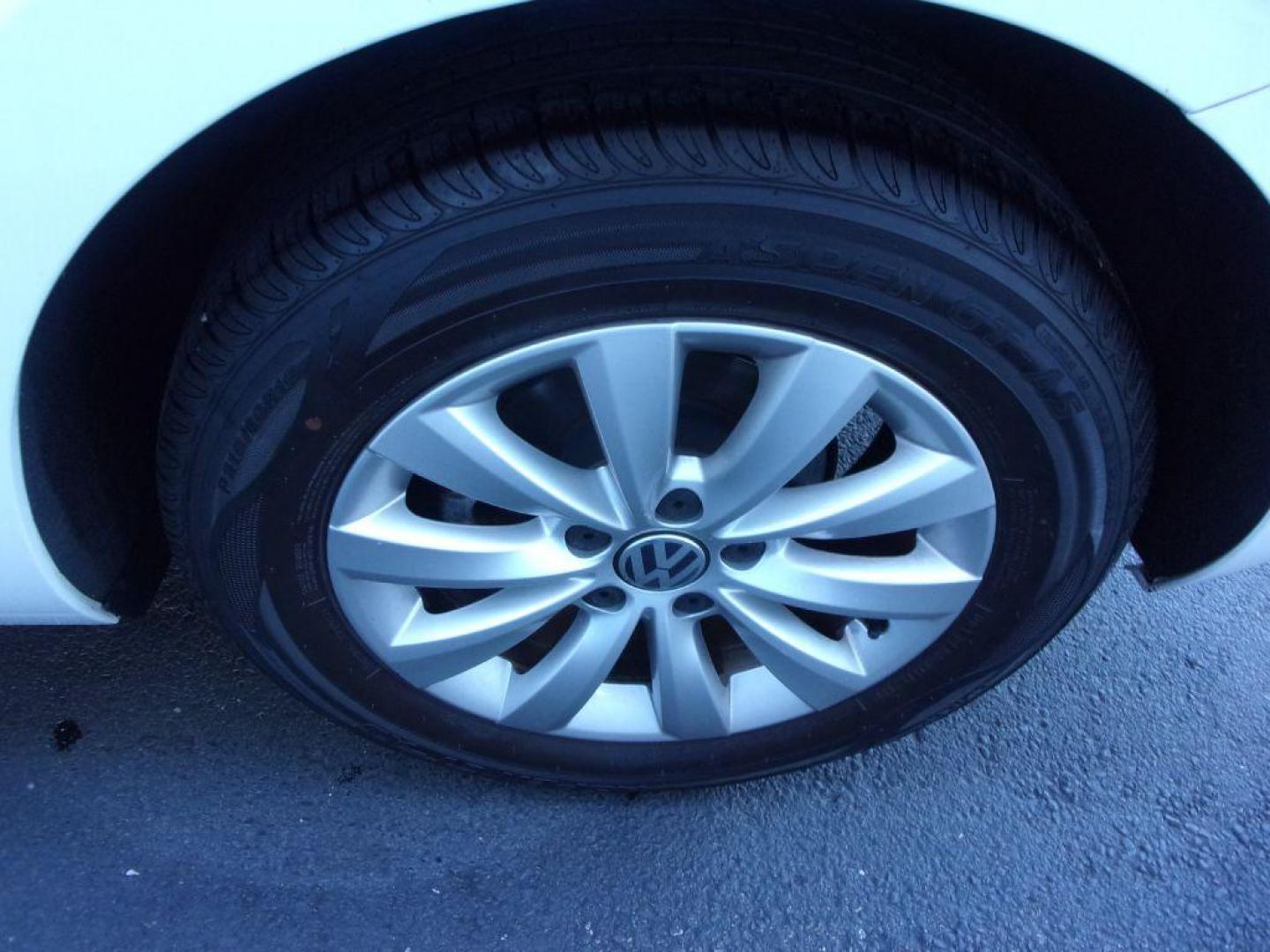 2013 WHITE VOLKSWAGEN BEETLE 2.5L (3VWFP7AT4DM) with an 2.5L engine, Automatic transmission, located at 501 E. Columbia St., Springfield, OH, 45503, (800) 262-7122, 39.925262, -83.801796 - Photo#18