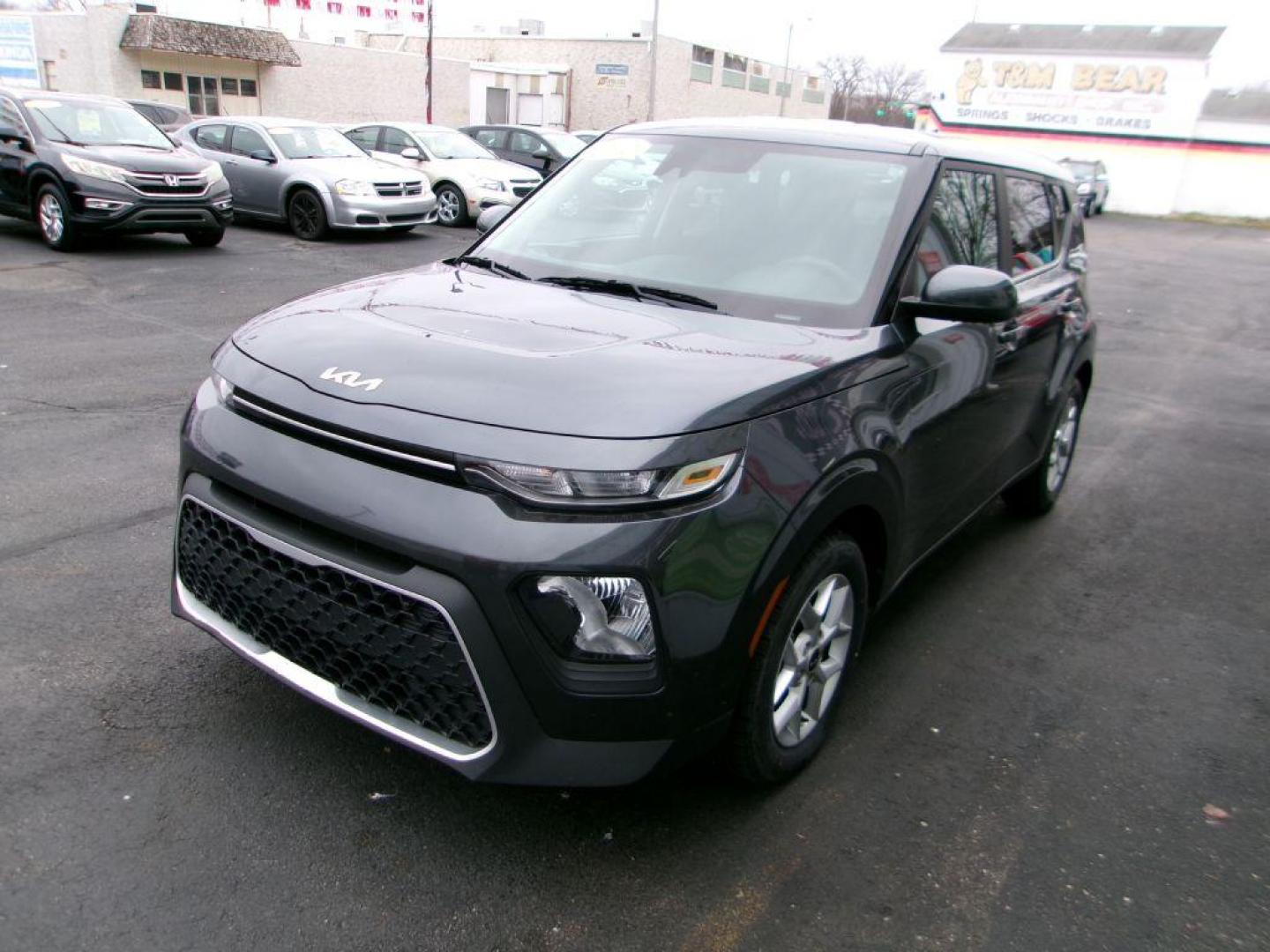 2022 GRAY KIA SOUL LX (KNDJ23AU6N7) with an 2.0L engine, Continuously Variable transmission, located at 501 E. Columbia St., Springfield, OH, 45503, (800) 262-7122, 39.925262, -83.801796 - ***1-Owner***Clean Carfax***LX***Blind Spot***New Tires***Serviced and Detailed*** Jay North Auto has offered hand picked vehicles since 1965! Our customer's enjoy a NO pressure buying experience with a small town feel. All of our vehicles get fully inspected and detailed. We are a preferred dea - Photo#6