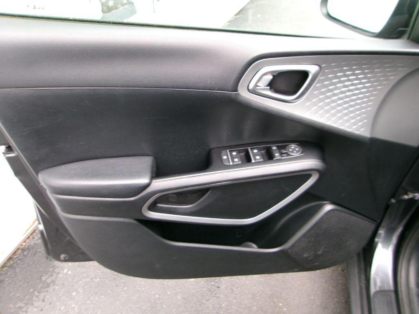 2022 GRAY KIA SOUL LX (KNDJ23AU6N7) with an 2.0L engine, Continuously Variable transmission, located at 501 E. Columbia St., Springfield, OH, 45503, (800) 262-7122, 39.925262, -83.801796 - ***1-Owner***Clean Carfax***LX***Blind Spot***New Tires***Serviced and Detailed*** Jay North Auto has offered hand picked vehicles since 1965! Our customer's enjoy a NO pressure buying experience with a small town feel. All of our vehicles get fully inspected and detailed. We are a preferred dea - Photo#7