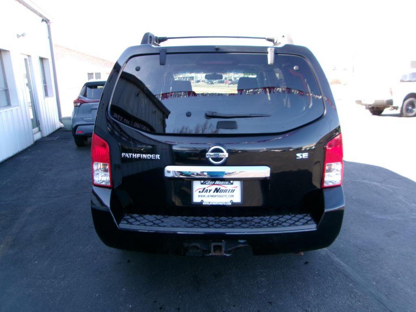 2008 BLACK NISSAN PATHFINDER SE (5N1AR18BX8C) with an 4.0L engine, Automatic transmission, located at 501 E. Columbia St., Springfield, OH, 45503, (800) 262-7122, 39.925262, -83.801796 - Photo#4