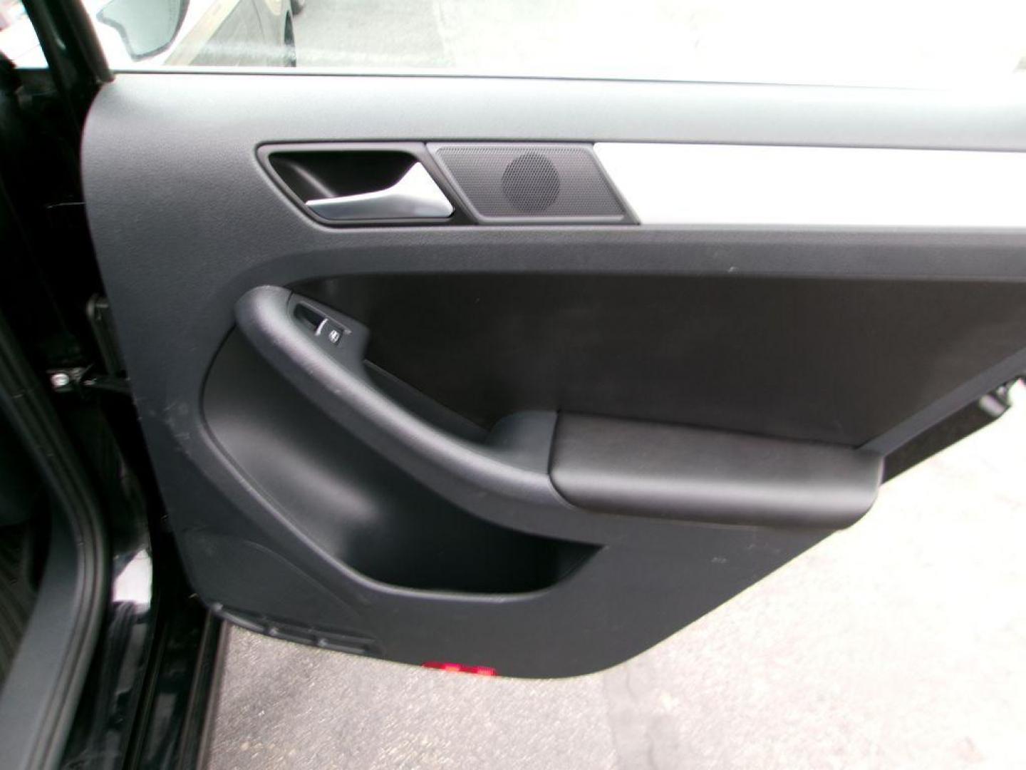 2013 BLACK VOLKSWAGEN JETTA SE (3VWDP7AJ2DM) with an 2.5L engine, Automatic transmission, located at 501 E. Columbia St., Springfield, OH, 45503, (800) 262-7122, 39.925262, -83.801796 - Photo#9