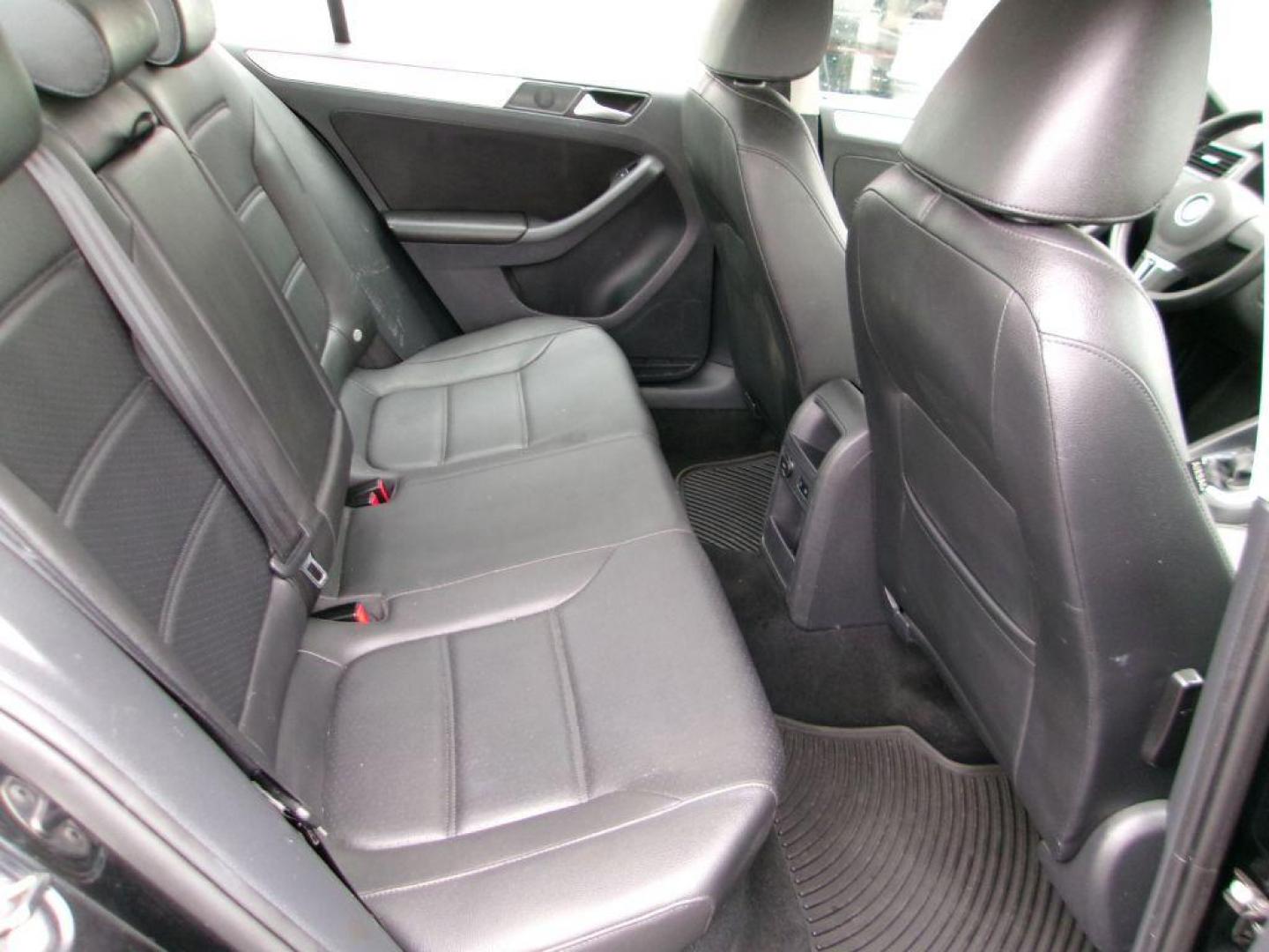 2013 BLACK VOLKSWAGEN JETTA SE (3VWDP7AJ2DM) with an 2.5L engine, Automatic transmission, located at 501 E. Columbia St., Springfield, OH, 45503, (800) 262-7122, 39.925262, -83.801796 - Photo#10