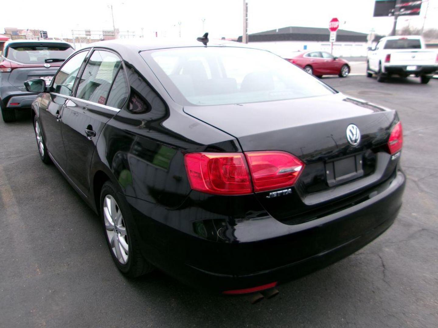 2013 BLACK VOLKSWAGEN JETTA SE (3VWDP7AJ2DM) with an 2.5L engine, Automatic transmission, located at 501 E. Columbia St., Springfield, OH, 45503, (800) 262-7122, 39.925262, -83.801796 - Photo#4