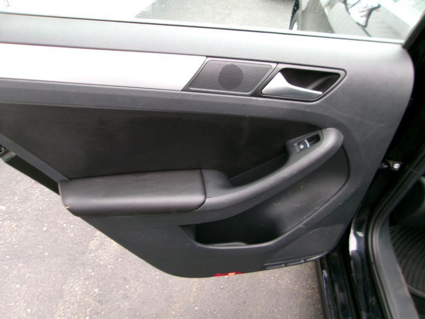 2013 BLACK VOLKSWAGEN JETTA SE (3VWDP7AJ2DM) with an 2.5L engine, Automatic transmission, located at 501 E. Columbia St., Springfield, OH, 45503, (800) 262-7122, 39.925262, -83.801796 - Photo#6