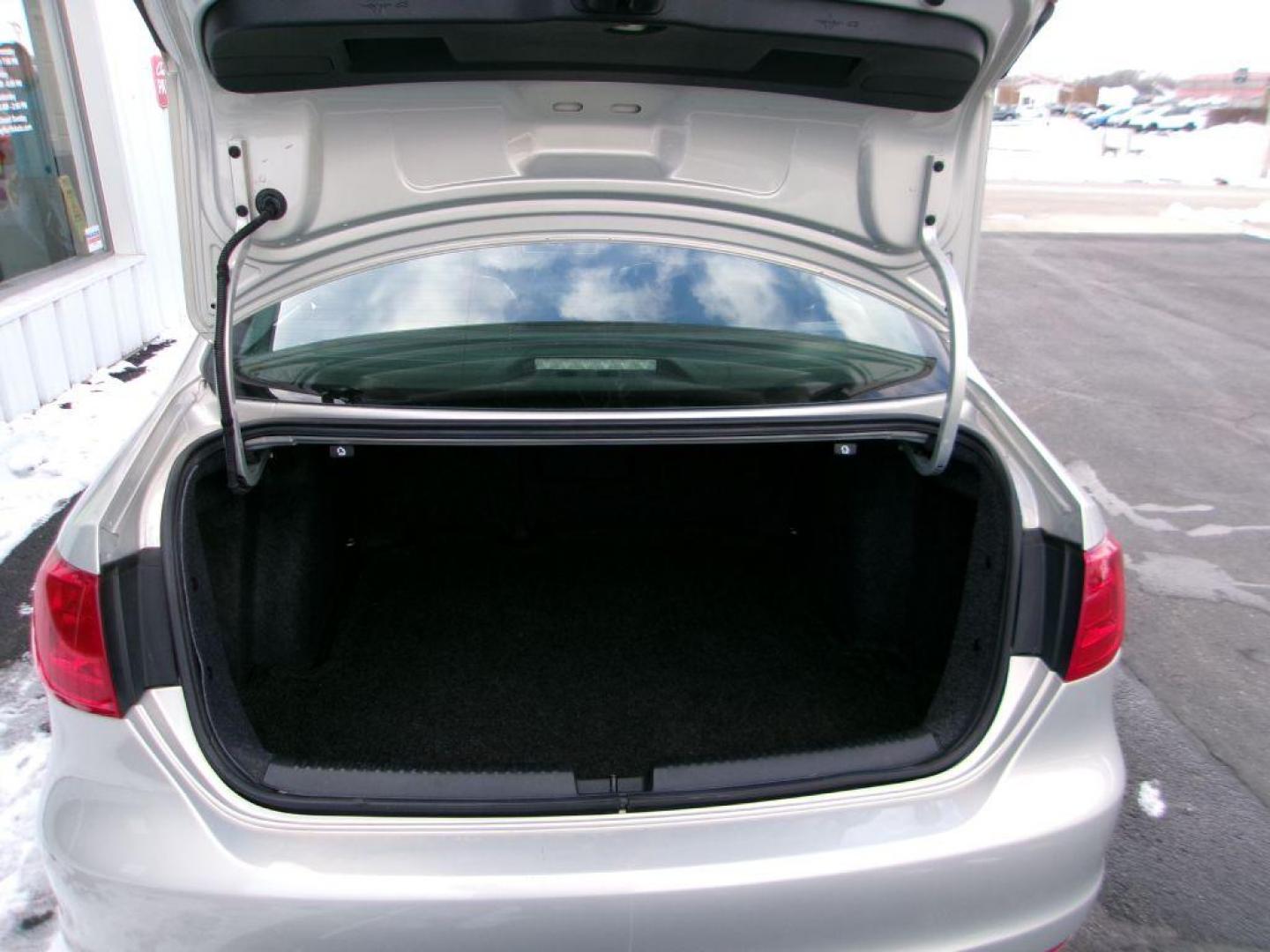 2011 BEIGE VOLKSWAGEN JETTA SEL (3VWLX7AJXBM) with an 2.5L engine, Automatic transmission, located at 501 E. Columbia St., Springfield, OH, 45503, (800) 262-7122, 39.925262, -83.801796 - *** New Tires *** SEL *** Leather *** Moonroof *** 2.5L FWD *** Premium Audio *** Jay North Auto has offered hand picked vehicles since 1965! Our customer's enjoy a NO pressure buying experience with a small town feel. All of our vehicles get fully inspected and detailed. We are a preferred dea - Photo#7