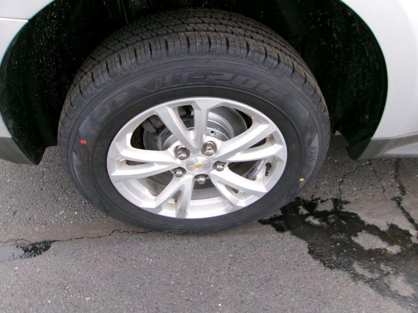 2017 SILVER CHEVROLET EQUINOX LT (2GNFLFEK6H6) with an 2.4L engine, Automatic transmission, located at 501 E. Columbia St., Springfield, OH, 45503, (800) 262-7122, 39.925262, -83.801796 - Photo#9