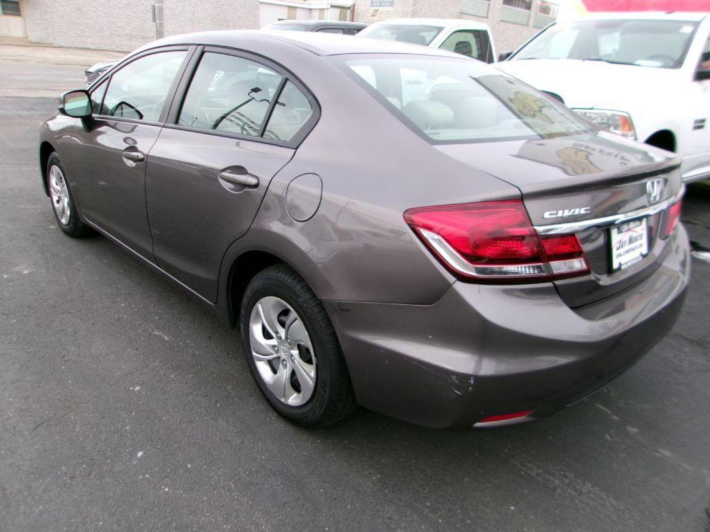 2013 GRAY HONDA CIVIC LX (19XFB2F53DE) with an 1.8L engine, Automatic transmission, located at 501 E. Columbia St., Springfield, OH, 45503, (800) 262-7122, 39.925262, -83.801796 - *** 57 Service Records on CarFax *** Serviced and Detailed *** FWD *** LX *** Jay North Auto has offered hand picked vehicles since 1965! Our customer's enjoy a NO pressure buying experience with a small town feel. All of our vehicles get fully inspected and detailed. We are a preferred dealer - Photo#1