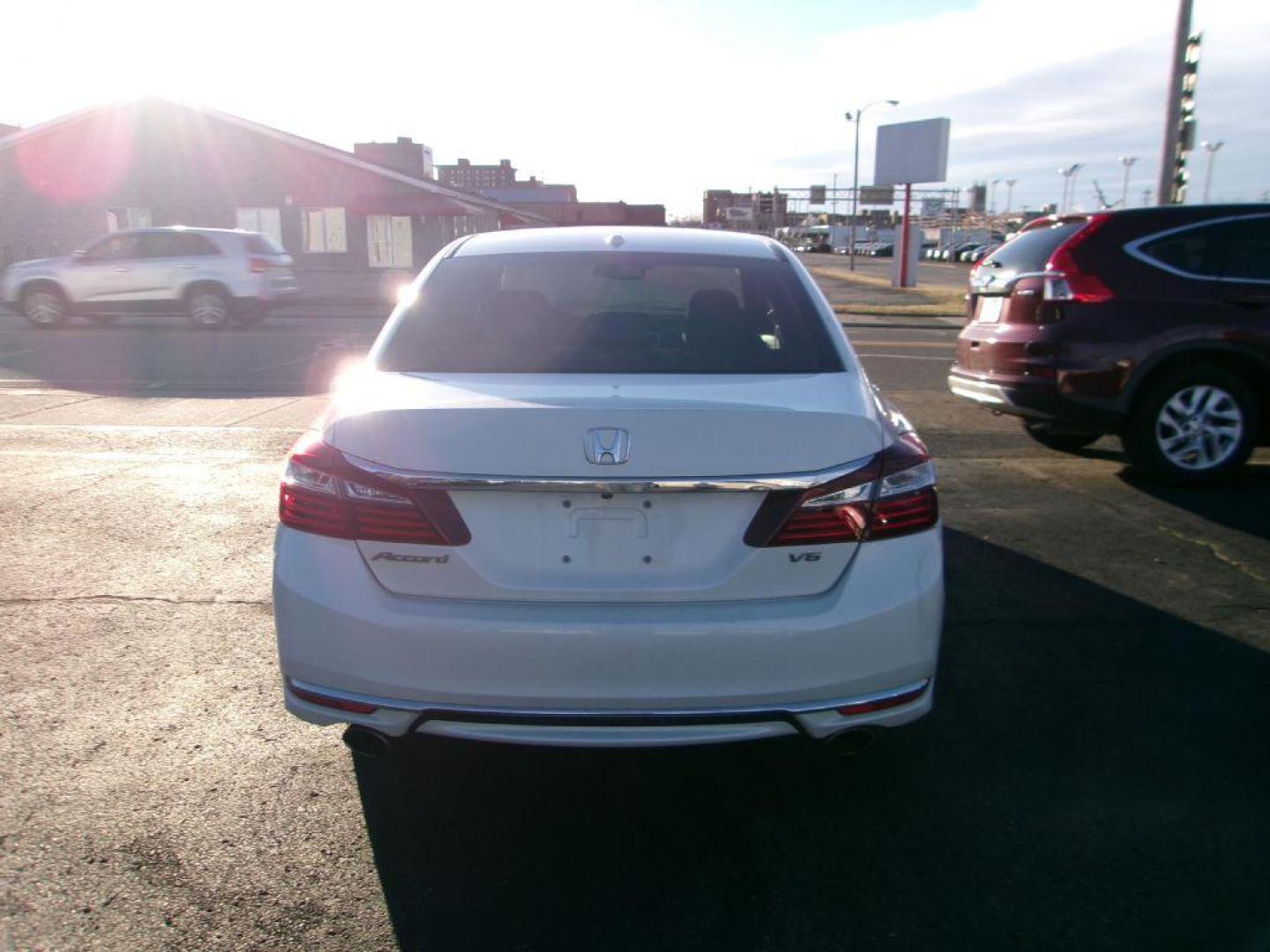 2017 WHITE HONDA ACCORD EXL (1HGCR3F0XHA) with an 3.5L engine, Automatic transmission, located at 501 E. Columbia St., Springfield, OH, 45503, (800) 262-7122, 39.925262, -83.801796 - *** New Tires *** EXL *** Navigation *** Moonroof *** Leather *** Serviced and Detailed *** Premium Audio *** NICE *** Jay North Auto has offered hand picked vehicles since 1965! Our customer's enjoy a NO pressure buying experience with a small town feel. All of our vehicles get fully inspected - Photo#7
