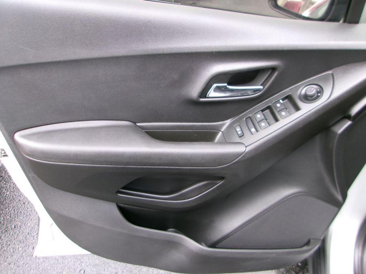 2019 SILVER CHEVROLET TRAX LS (3GNCJKSB9KL) with an 1.4L engine, Automatic transmission, located at 501 E. Columbia St., Springfield, OH, 45503, (800) 262-7122, 39.925262, -83.801796 - Photo#7