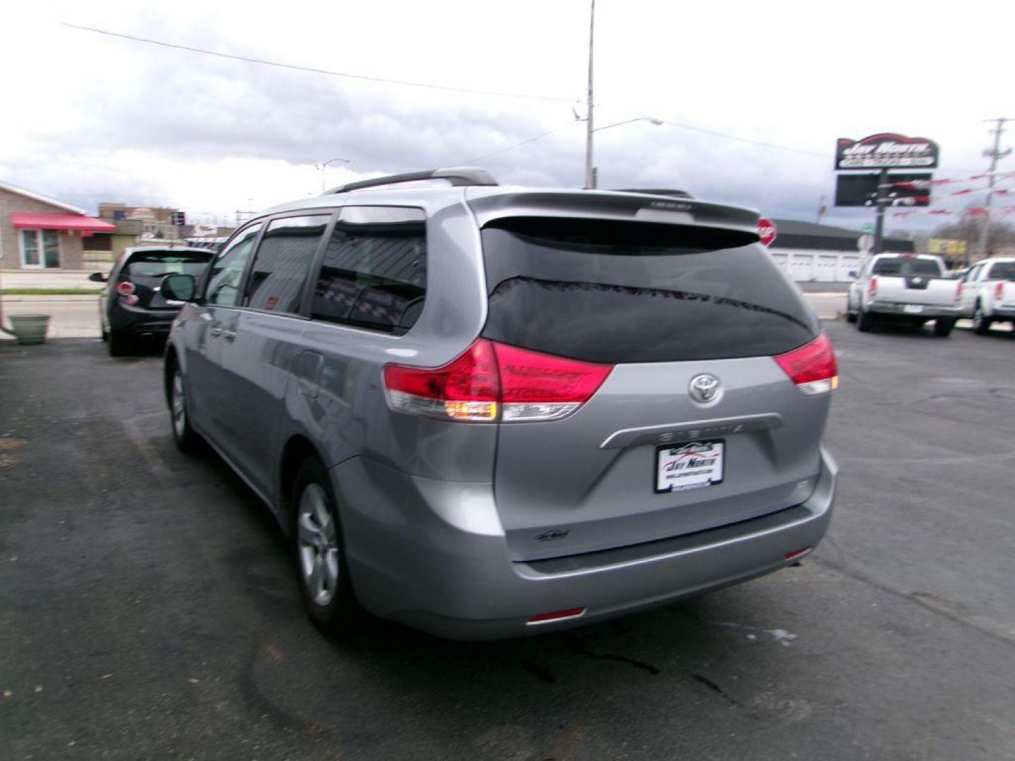 2014 GRAY TOYOTA SIENNA LE (5TDKK3DC3ES) with an 3.5L engine, Automatic transmission, located at 501 E. Columbia St., Springfield, OH, 45503, (800) 262-7122, 39.925262, -83.801796 - ***Clean Carfax***Drivers Rear Power Sliding Door Not Working***New Battery***LE***3.5L V6***3rd Row Seating***Serviced and Detailed*** Jay North Auto has offered hand picked vehicles since 1965! Our customer's enjoy a NO pressure buying experience with a small town feel. All of our vehicles g - Photo#5