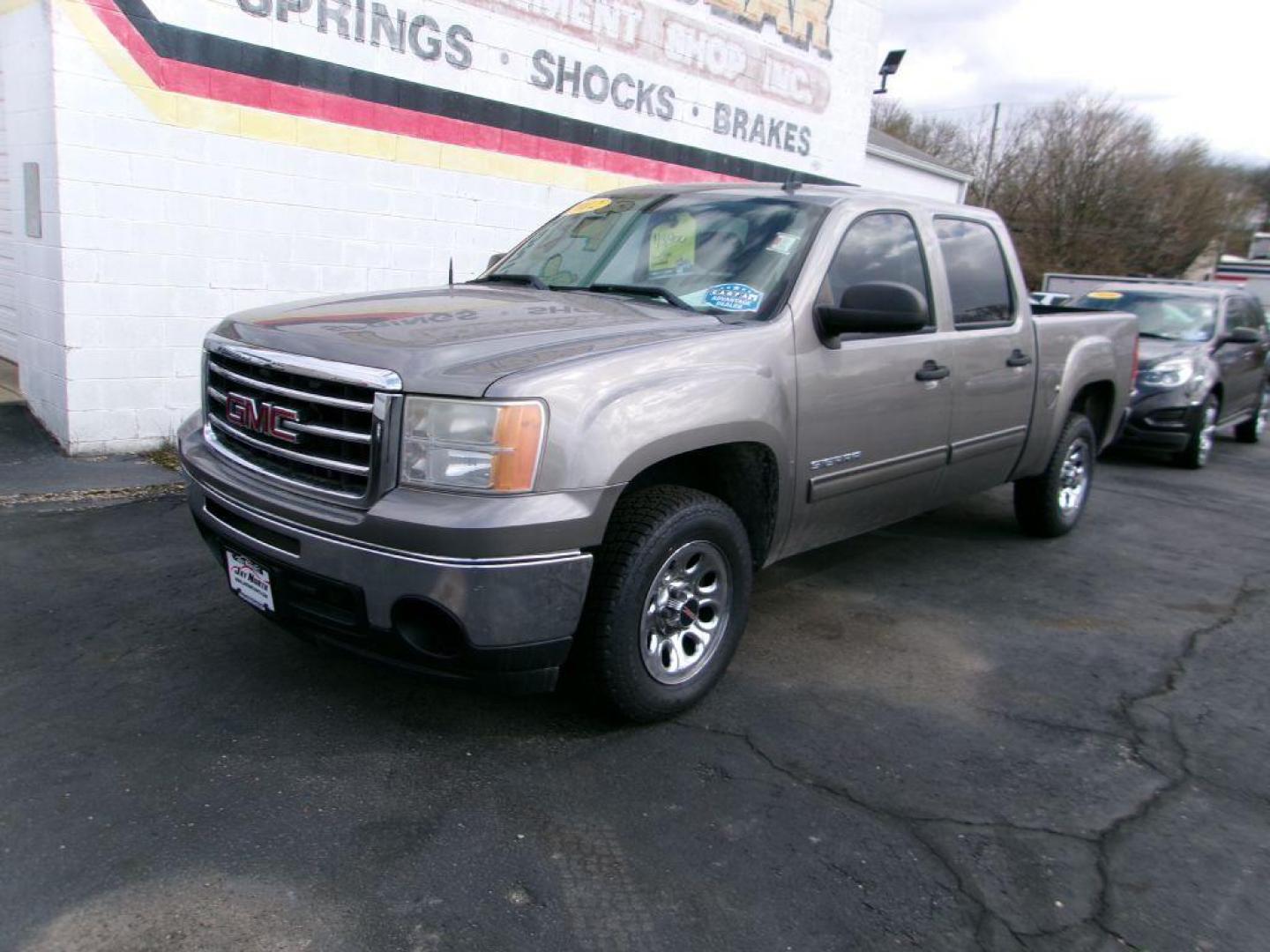 2012 GRAY GMC SIERRA 1500 CREW CAB (3GTP1UEA2CG) with an 4.8L engine, Automatic transmission, located at 501 E. Columbia St., Springfield, OH, 45503, (800) 262-7122, 39.925262, -83.801796 - Photo#1