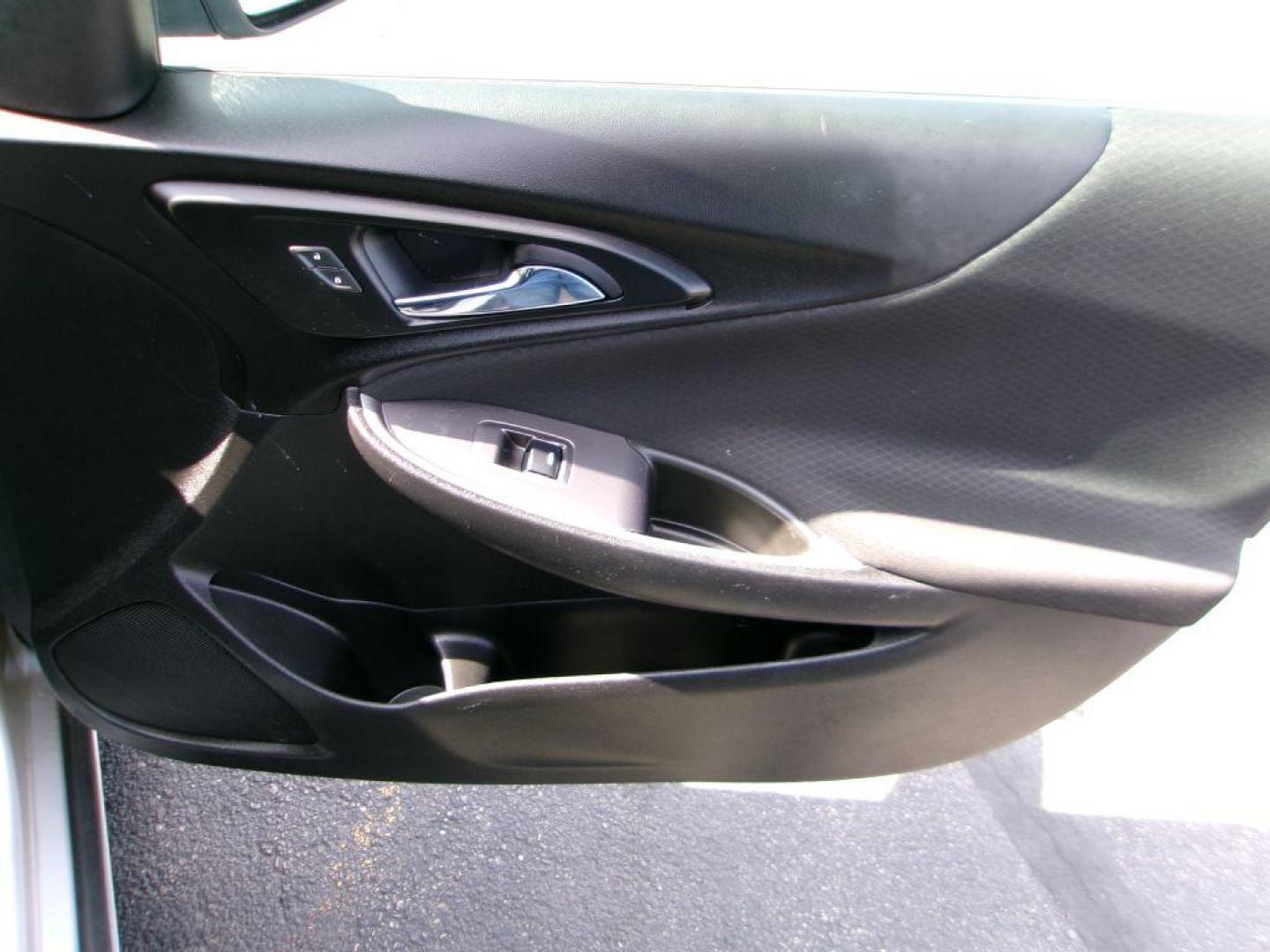 2021 SILVER CHEVROLET MALIBU RS (1G1ZG5ST7MF) with an 1.5L engine, Continuously Variable transmission, located at 501 E. Columbia St., Springfield, OH, 45503, (800) 262-7122, 39.925262, -83.801796 - Photo#15