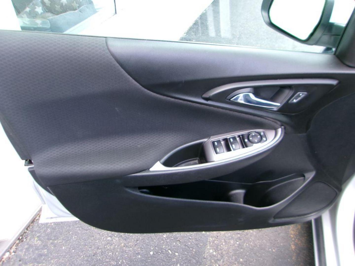 2021 SILVER CHEVROLET MALIBU RS (1G1ZG5ST7MF) with an 1.5L engine, Continuously Variable transmission, located at 501 E. Columbia St., Springfield, OH, 45503, (800) 262-7122, 39.925262, -83.801796 - Photo#7