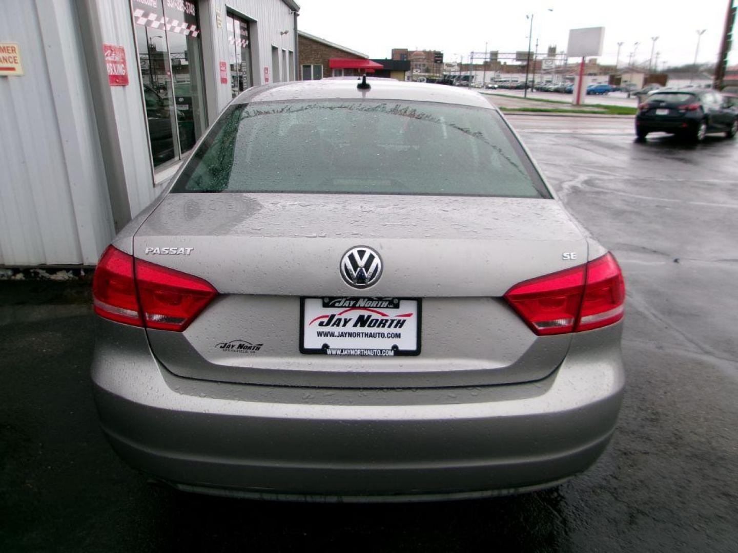 2012 SILVER VOLKSWAGEN PASSAT SE (1VWBH7A39CC) with an 2.5L engine, Automatic transmission, located at 501 E. Columbia St., Springfield, OH, 45503, (800) 262-7122, 39.925262, -83.801796 - Photo#4