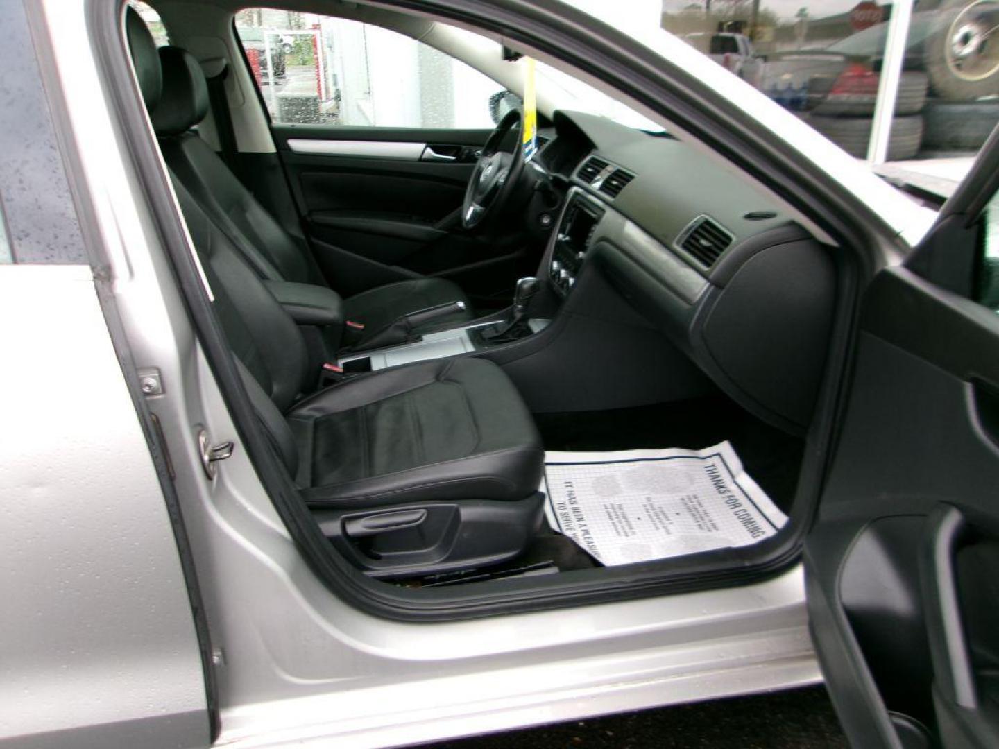2012 SILVER VOLKSWAGEN PASSAT SE (1VWBH7A39CC) with an 2.5L engine, Automatic transmission, located at 501 E. Columbia St., Springfield, OH, 45503, (800) 262-7122, 39.925262, -83.801796 - Photo#10