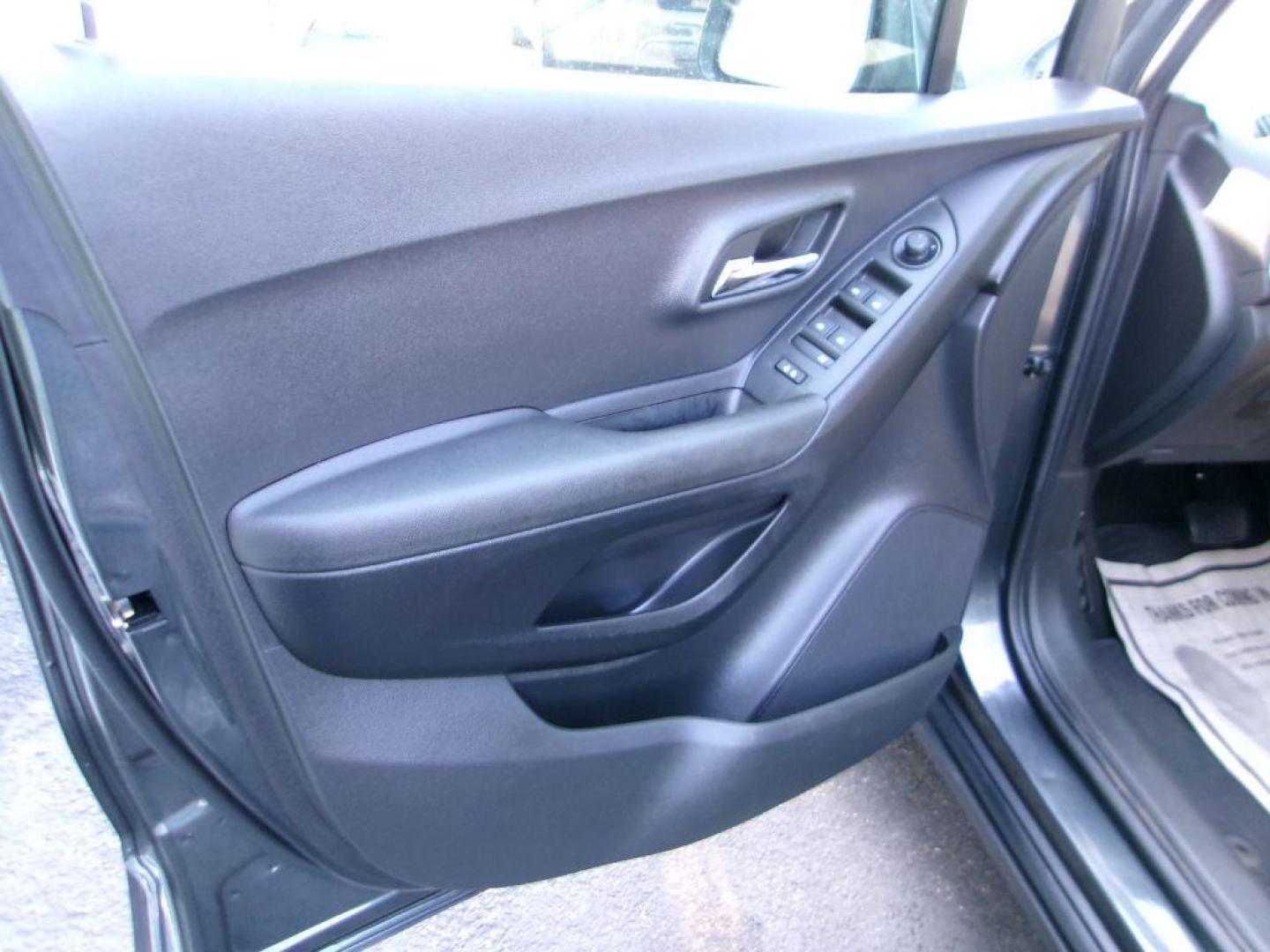2020 GRAY CHEVROLET TRAX LS (3GNCJKSB0LL) with an 1.4L engine, Automatic transmission, located at 501 E. Columbia St., Springfield, OH, 45503, (800) 262-7122, 39.925262, -83.801796 - Photo#10