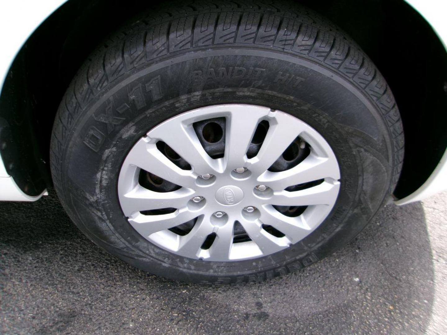 2011 WHITE KIA SEDONA LX (KNDMG4C74B6) with an 3.5L engine, Automatic transmission, located at 501 E. Columbia St., Springfield, OH, 45503, (800) 262-7122, 39.925262, -83.801796 - Photo#17