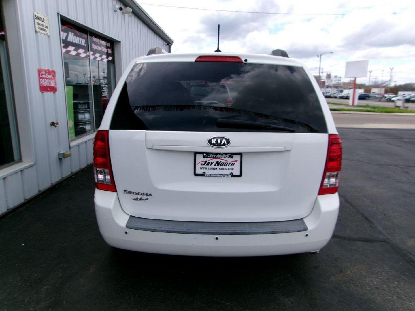 2011 WHITE KIA SEDONA LX (KNDMG4C74B6) with an 3.5L engine, Automatic transmission, located at 501 E. Columbia St., Springfield, OH, 45503, (800) 262-7122, 39.925262, -83.801796 - Photo#4