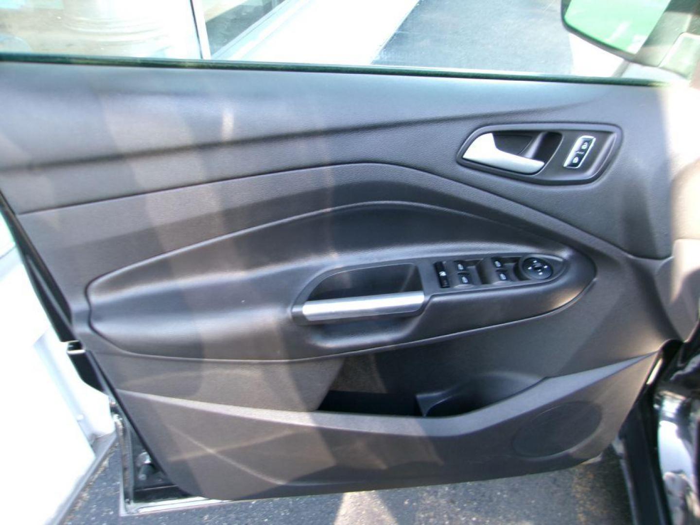 2015 BLACK FORD ESCAPE SE (1FMCU0G72FU) with an 2.5L engine, Automatic transmission, located at 501 E. Columbia St., Springfield, OH, 45503, (800) 262-7122, 39.925262, -83.801796 - ***New Tires***New Front and Rear Brake Pads and Rotors***New Battery***New Spark Plugs***Serviced and Detailed*** Jay North Auto has offered hand picked vehicles since 1965! Our customer's enjoy a NO pressure buying experience with a small town feel. All of our vehicles get fully inspected an - Photo#7