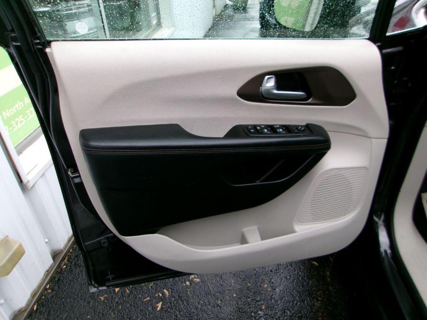 2018 BLACK CHRYSLER PACIFICA TOURING L (2C4RC1BG5JR) with an 3.6L engine, Automatic transmission, located at 501 E. Columbia St., Springfield, OH, 45503, (800) 262-7122, 39.925262, -83.801796 - *** Serviced and Detailed *** Leather *** Remote Start *** Touring L *** LOADED *** Advanced Multistage Front Airbags Driver Inflatable Knee-Bolster Airbag Passenger Inflatable Knee-Bolster Air Bag Supplemental Side-Curtain Airbags in All Rows Supplemental Front Seat-Mounted Side Airbags - Photo#12