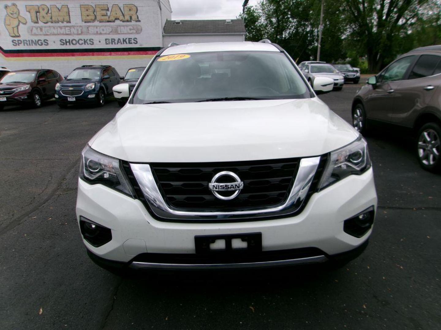 2019 WHITE NISSAN PATHFINDER SV (5N1DR2MN2KC) with an 3.5L engine, Continuously Variable transmission, located at 501 E. Columbia St., Springfield, OH, 45503, (800) 262-7122, 39.925262, -83.801796 - *** New Tires *** New Brakes *** SV *** Clean CarFax *** FWD *** Third Row Seating *** V6 *** Serviced and Detailed *** New Motor / Trans Mounts *** Tune Up *** NICE *** Jay North Auto has offered hand picked vehicles since 1965! Our customer's enjoy a NO pressure buying experience with a small - Photo#1
