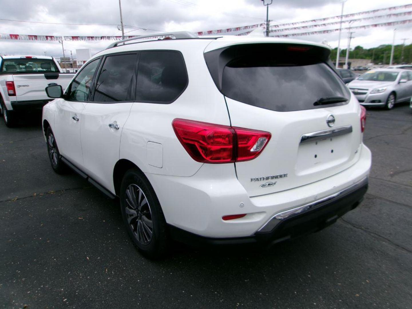 2019 WHITE NISSAN PATHFINDER SV (5N1DR2MN2KC) with an 3.5L engine, Continuously Variable transmission, located at 501 E. Columbia St., Springfield, OH, 45503, (800) 262-7122, 39.925262, -83.801796 - *** New Tires *** New Brakes *** SV *** Clean CarFax *** FWD *** Third Row Seating *** V6 *** Serviced and Detailed *** New Motor / Trans Mounts *** Tune Up *** NICE *** Jay North Auto has offered hand picked vehicles since 1965! Our customer's enjoy a NO pressure buying experience with a small - Photo#5