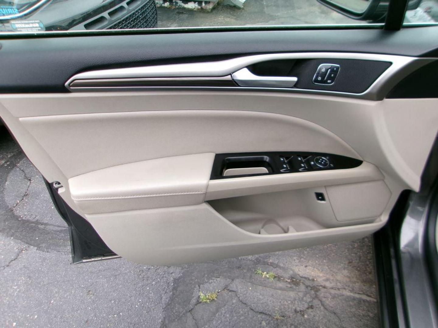 2018 GRAY FORD FUSION SE HYBRID (3FA6P0LU5JR) with an 2.0L engine, Continuously Variable transmission, located at 501 E. Columbia St., Springfield, OH, 45503, (800) 262-7122, 39.925262, -83.801796 - *** Leather *** Back Up Camera *** SE Hybrid *** Serviced and Detailed *** Clean CarFax with 21 Service Records *** Alloy Wheels *** Jay North Auto has offered hand picked vehicles since 1965! Our customer's enjoy a NO pressure buying experience with a small town feel. All of our vehicles get f - Photo#8