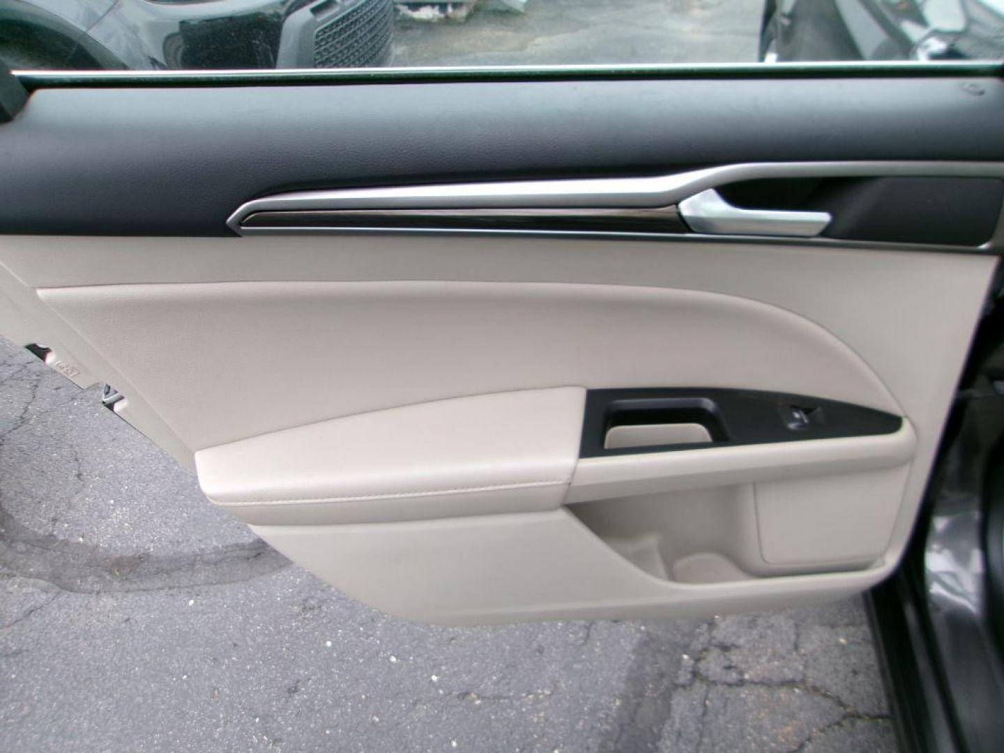 2018 GRAY FORD FUSION SE HYBRID (3FA6P0LU5JR) with an 2.0L engine, Continuously Variable transmission, located at 501 E. Columbia St., Springfield, OH, 45503, (800) 262-7122, 39.925262, -83.801796 - *** Leather *** Back Up Camera *** SE Hybrid *** Serviced and Detailed *** Clean CarFax with 21 Service Records *** Alloy Wheels *** Jay North Auto has offered hand picked vehicles since 1965! Our customer's enjoy a NO pressure buying experience with a small town feel. All of our vehicles get f - Photo#10