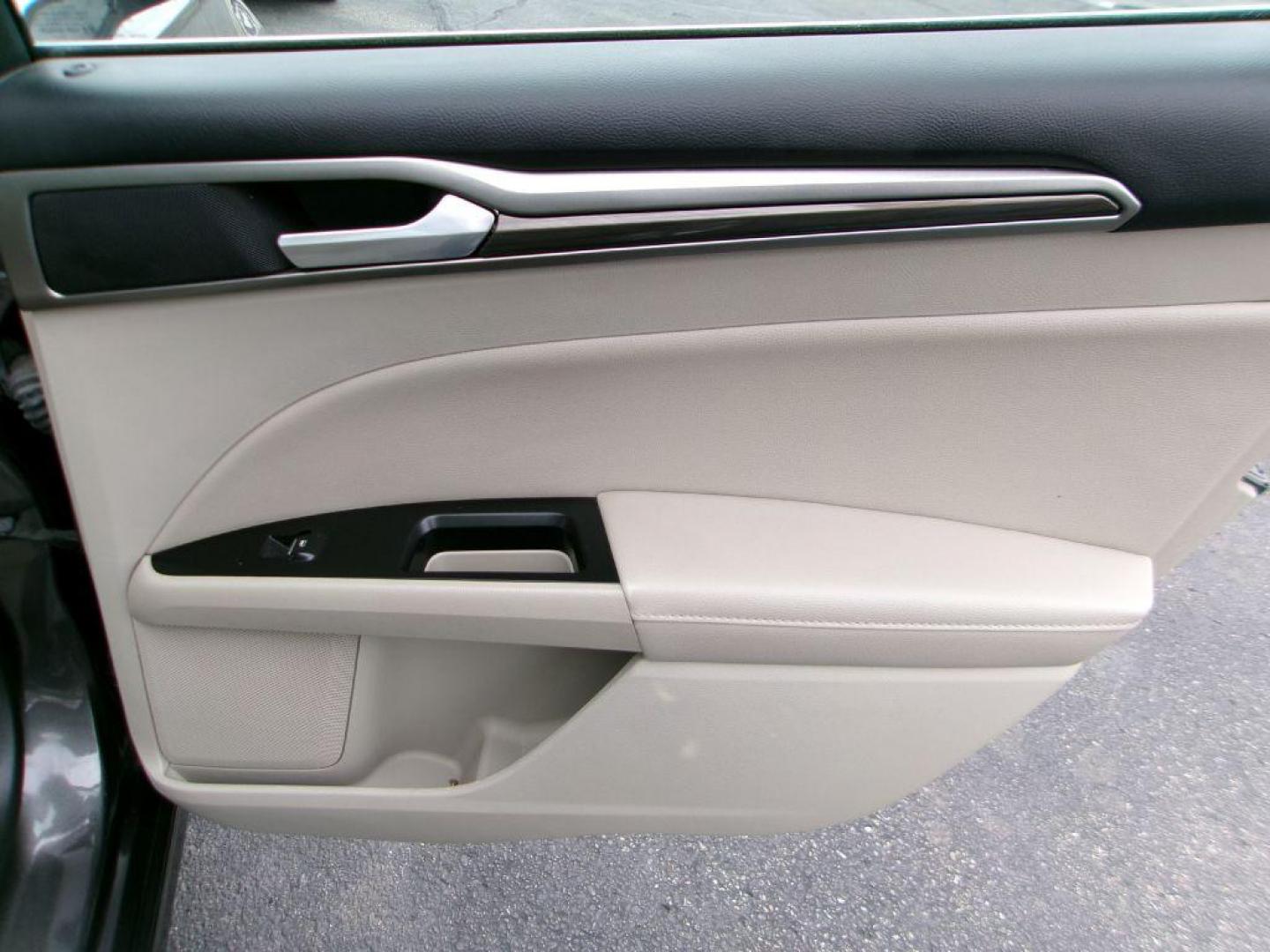2018 GRAY FORD FUSION SE HYBRID (3FA6P0LU5JR) with an 2.0L engine, Continuously Variable transmission, located at 501 E. Columbia St., Springfield, OH, 45503, (800) 262-7122, 39.925262, -83.801796 - *** Leather *** Back Up Camera *** SE Hybrid *** Serviced and Detailed *** Clean CarFax with 21 Service Records *** Alloy Wheels *** Jay North Auto has offered hand picked vehicles since 1965! Our customer's enjoy a NO pressure buying experience with a small town feel. All of our vehicles get f - Photo#13