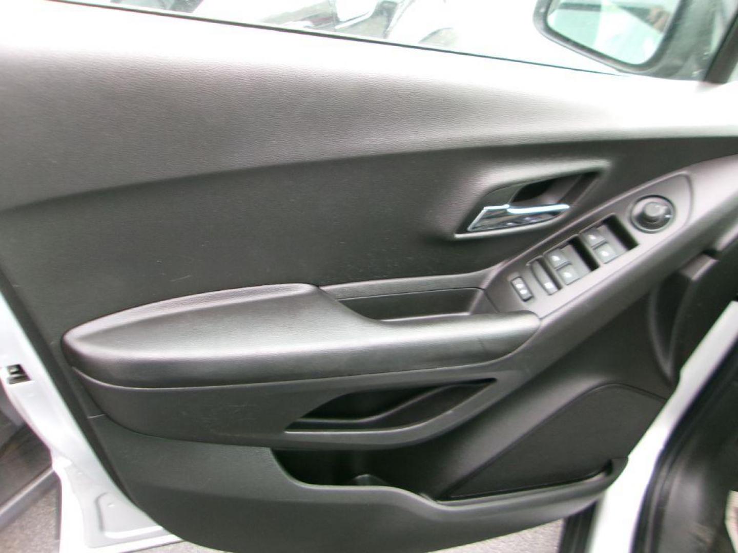 2021 SILVER CHEVROLET TRAX 1LT (KL7CJLSB6MB) with an 1.4L engine, Automatic transmission, located at 501 E. Columbia St., Springfield, OH, 45503, (800) 262-7122, 39.925262, -83.801796 - *** New Turbo *** New Converter *** Tune Up *** 1 Owner *** Remote Start *** LT *** Serviced and Detailed *** FWD *** Jay North Auto has offered hand picked vehicles since 1965! Our customer's enjoy a NO pressure buying experience with a small town feel. All of our vehicles get fully inspected - Photo#6