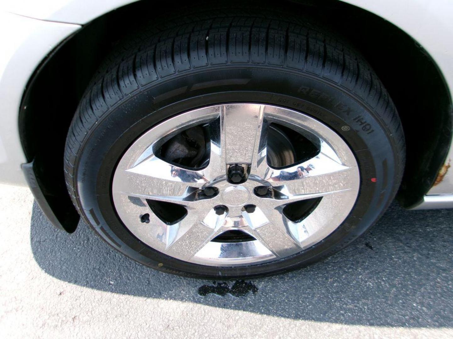 2007 SILVER SATURN AURA XE (1G8ZS57N97F) with an 3.5L engine, Automatic transmission, located at 501 E. Columbia St., Springfield, OH, 45503, (800) 262-7122, 39.925262, -83.801796 - ***Local Trade***Clean Carfax***New Tires***New Front and Rear Break Pads and Rotors***Leather Seating***Sunroof***Serviced and Detailed*** Jay North Auto has offered hand picked vehicles since 1965! Our customer's enjoy a NO pressure buying experience with a small town feel. All of our vehicles - Photo#19