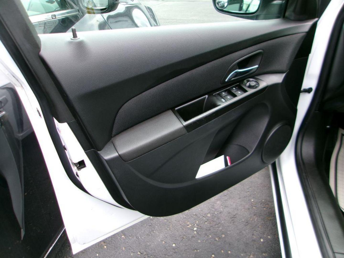 2014 WHITE CHEVROLET CRUZE LT (1G1PC5SB9E7) with an 1.4L engine, Automatic transmission, located at 501 E. Columbia St., Springfield, OH, 45503, (800) 262-7122, 39.925262, -83.801796 - *** New Tires *** New Pads and Rotors *** Serviced and Detailed *** LT *** Back Up Camera *** Remote Start *** Jay North Auto has offered hand picked vehicles since 1965! Our customer's enjoy a NO pressure buying experience with a small town feel. All of our vehicles get fully inspected and det - Photo#10