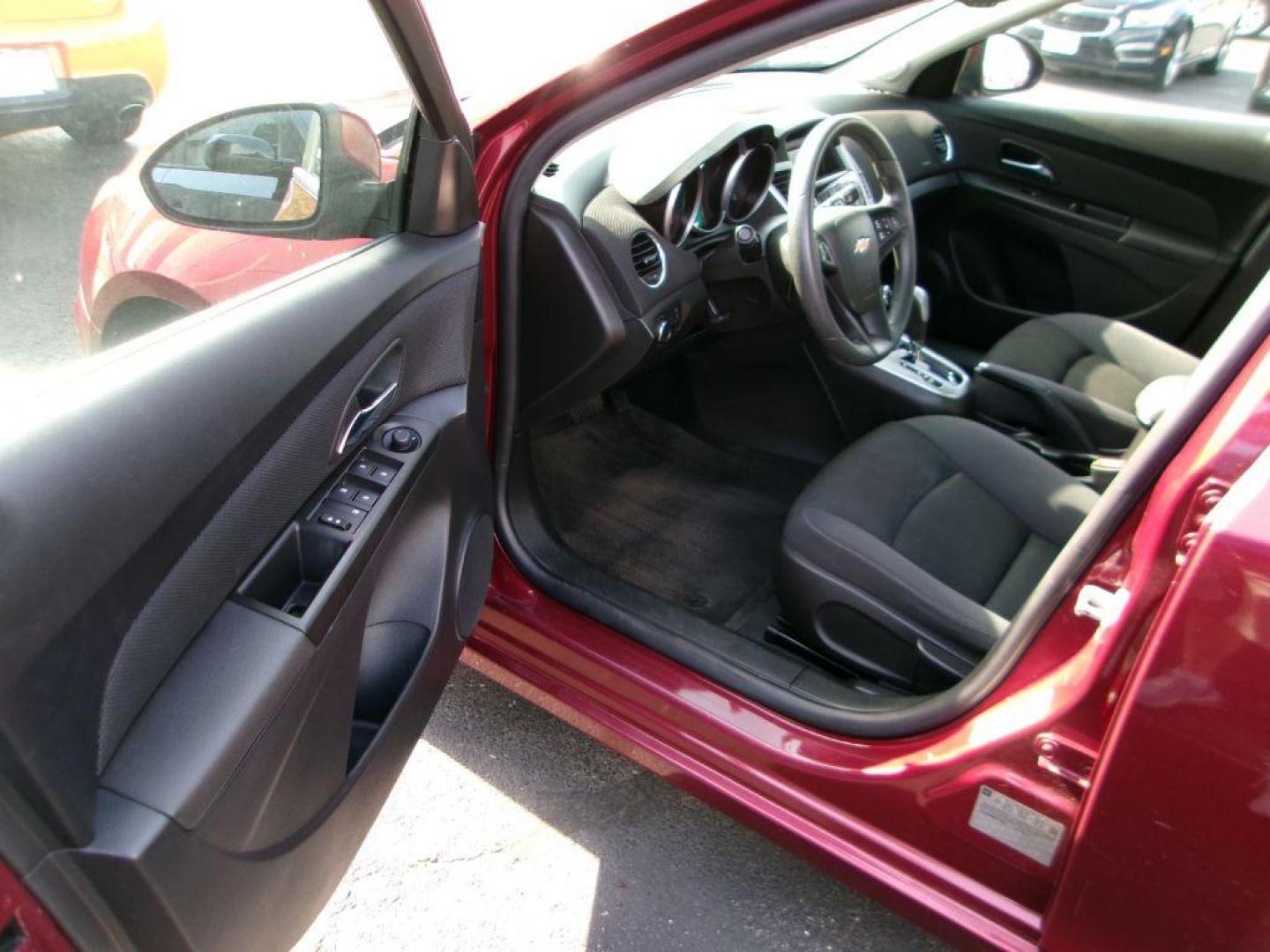 2015 RED CHEVROLET CRUZE LT (1G1PC5SB4F7) with an 1.4L engine, Automatic transmission, located at 501 E. Columbia St., Springfield, OH, 45503, (800) 262-7122, 39.925262, -83.801796 - Photo#9