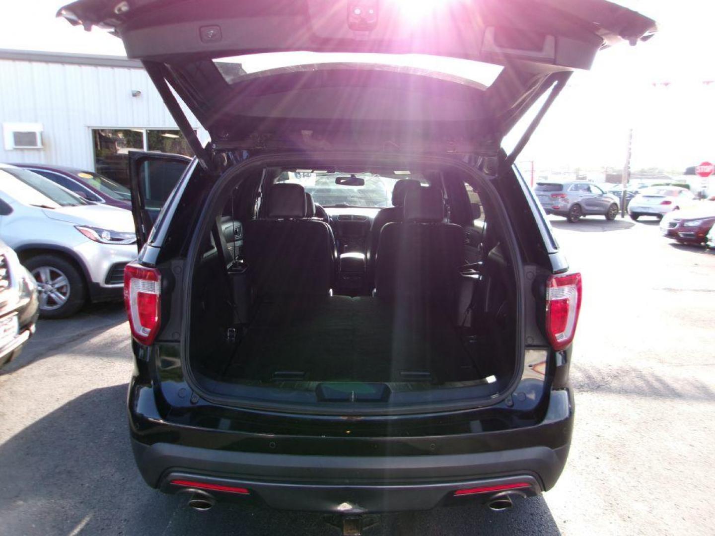 2017 BLACK FORD EXPLORER XLT (1FM5K8D82HG) with an 3.5L engine, Automatic transmission, located at 501 E. Columbia St., Springfield, OH, 45503, (800) 262-7122, 39.925262, -83.801796 - *** LOADED XLT SPORT *** 3.5L V6 *** 4wd *** Premium Audio w/9 Speakers *** Leather *** Twin Panel Moonroof *** Sport App PKG *** 20'' Magnetic Wheels *** Blind Spot *** 26 Service Records on Clean CarFax *** Jay North Auto has offered hand picked vehicles since 1965! Our customer's enjoy a NO p - Photo#6