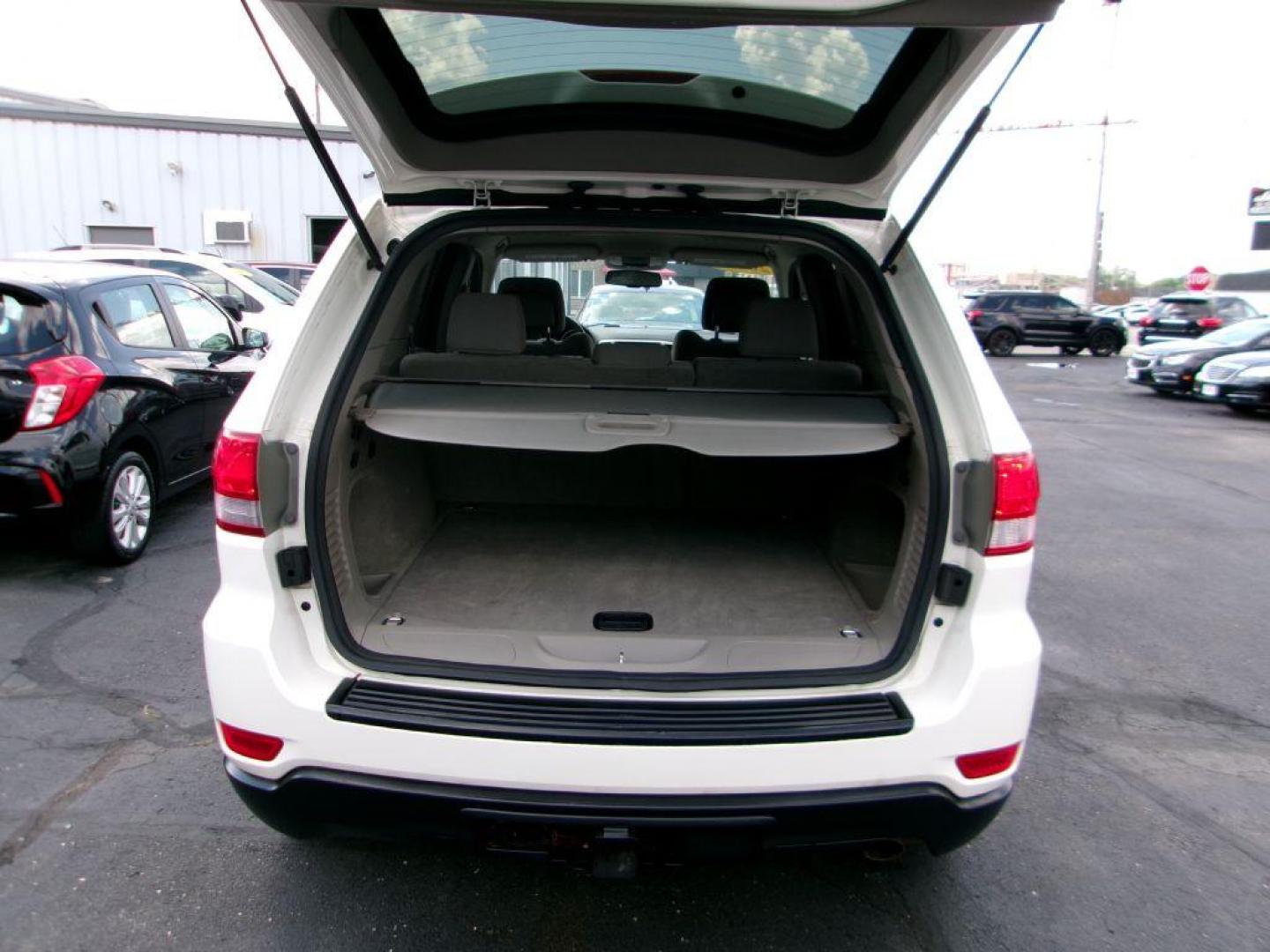 2011 WHITE JEEP GRAND CHEROKEE LAREDO (1J4RR4GG5BC) with an 3.6L engine, Automatic transmission, located at 501 E. Columbia St., Springfield, OH, 45503, (800) 262-7122, 39.925262, -83.801796 - *** 1 Owner *** 19 Service Records on Clean CarFax *** New Battery New Rear Brakes *** Serviced and Detailed *** Jay North Auto has offered hand picked vehicles since 1965! Our customer's enjoy a NO pressure buying experience with a small town feel. All of our vehicles get fully inspected and d - Photo#5
