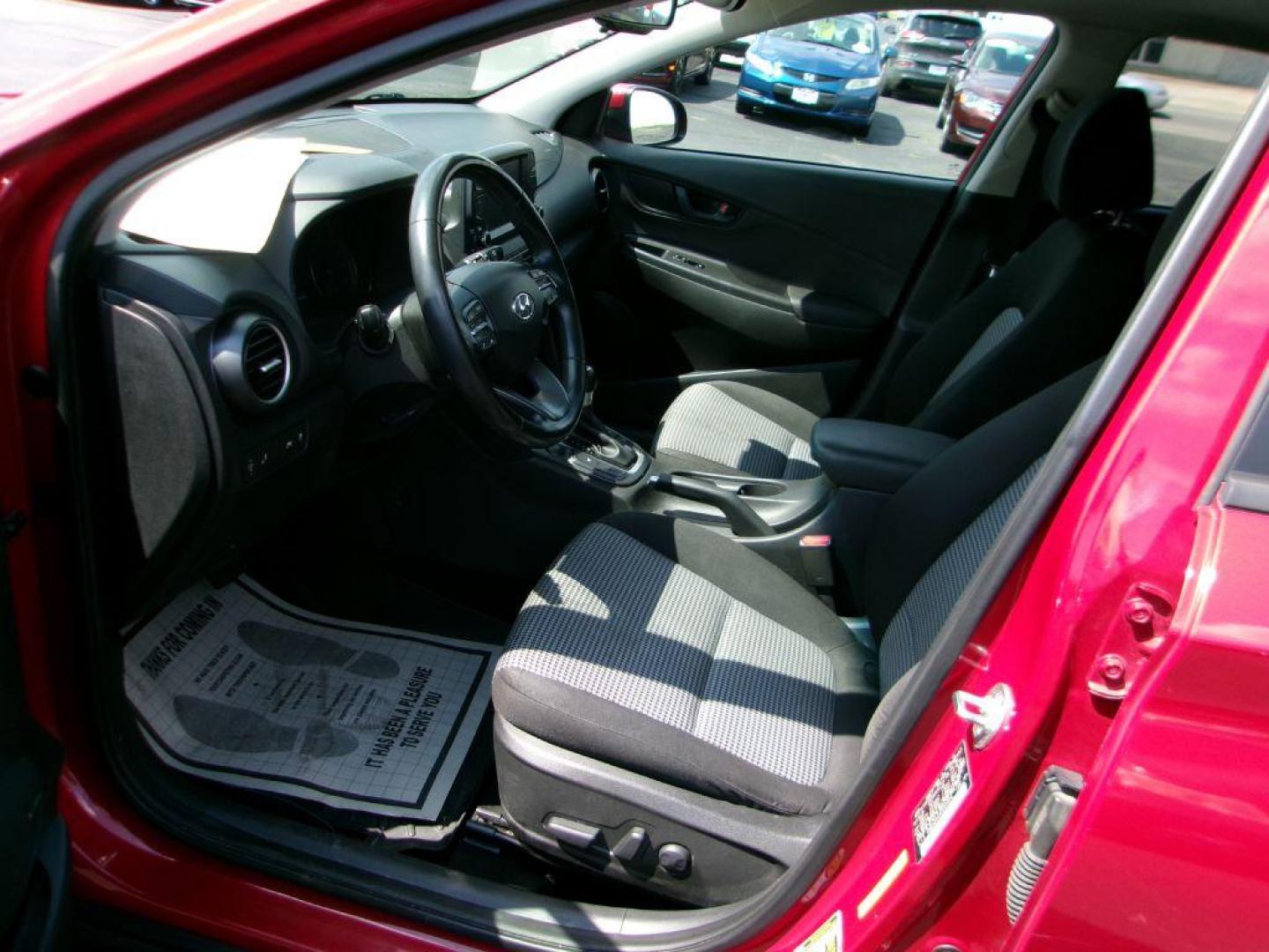 2019 RED HYUNDAI KONA SEL (KM8K62AA5KU) with an 2.0L engine, Automatic transmission, located at 501 E. Columbia St., Springfield, OH, 45503, (800) 262-7122, 39.925262, -83.801796 - *** New Tires *** 1 Owner w/ Clean Car Fax and 21 Service Records *** Moonroof *** Infinity Audio *** New Brakes *** Serviced and Detailed *** 17'' Alloy Wheels and 215/55R17 Tires Automatic On/Off Headlights; LED Daytime Running Lights Bodycolor Rear Spoiler w/ Brake Light; Roof Side Ra - Photo#12
