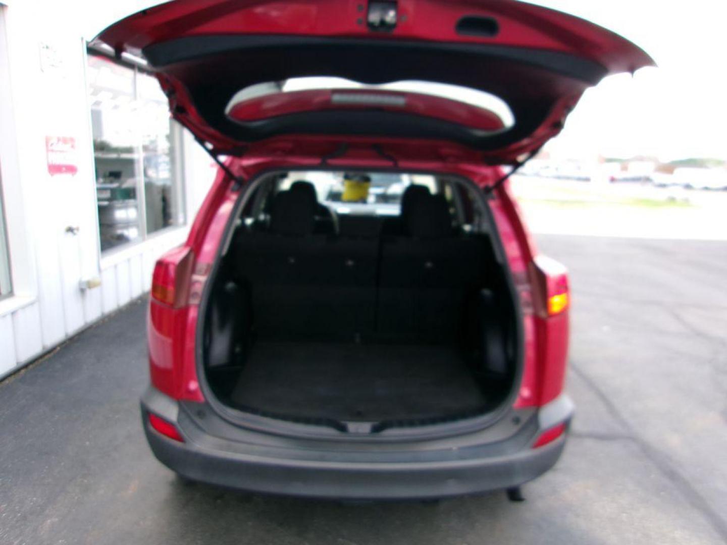 2015 RED TOYOTA RAV4 XLE (JTMWFREV9FD) with an 2.5L engine, Automatic transmission, located at 501 E. Columbia St., Springfield, OH, 45503, (800) 262-7122, 39.925262, -83.801796 - Photo#6