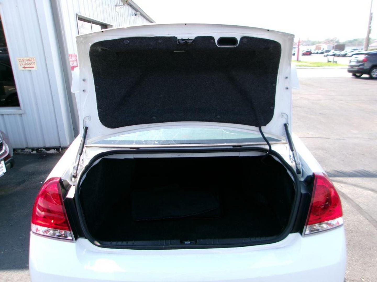2015 WHITE CHEVROLET IMPALA LIMITED LTZ (2G1WC5E32F1) with an 3.6L engine, Automatic transmission, located at 501 E. Columbia St., Springfield, OH, 45503, (800) 262-7122, 39.925262, -83.801796 - *** LTZ *** Leather *** Bose Audio *** Moonroof *** Remote Start *** Clean CarFax w/ great Service History *** NICE *** Serviced and Detailed *** Jay North Auto has offered hand picked vehicles since 1965! Our customer's enjoy a NO pressure buying experience with a small town feel. All of our v - Photo#8