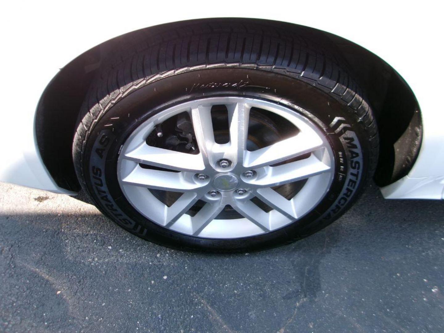 2015 WHITE CHEVROLET IMPALA LIMITED LTZ (2G1WC5E32F1) with an 3.6L engine, Automatic transmission, located at 501 E. Columbia St., Springfield, OH, 45503, (800) 262-7122, 39.925262, -83.801796 - *** LTZ *** Leather *** Bose Audio *** Moonroof *** Remote Start *** Clean CarFax w/ great Service History *** NICE *** Serviced and Detailed *** Jay North Auto has offered hand picked vehicles since 1965! Our customer's enjoy a NO pressure buying experience with a small town feel. All of our v - Photo#19