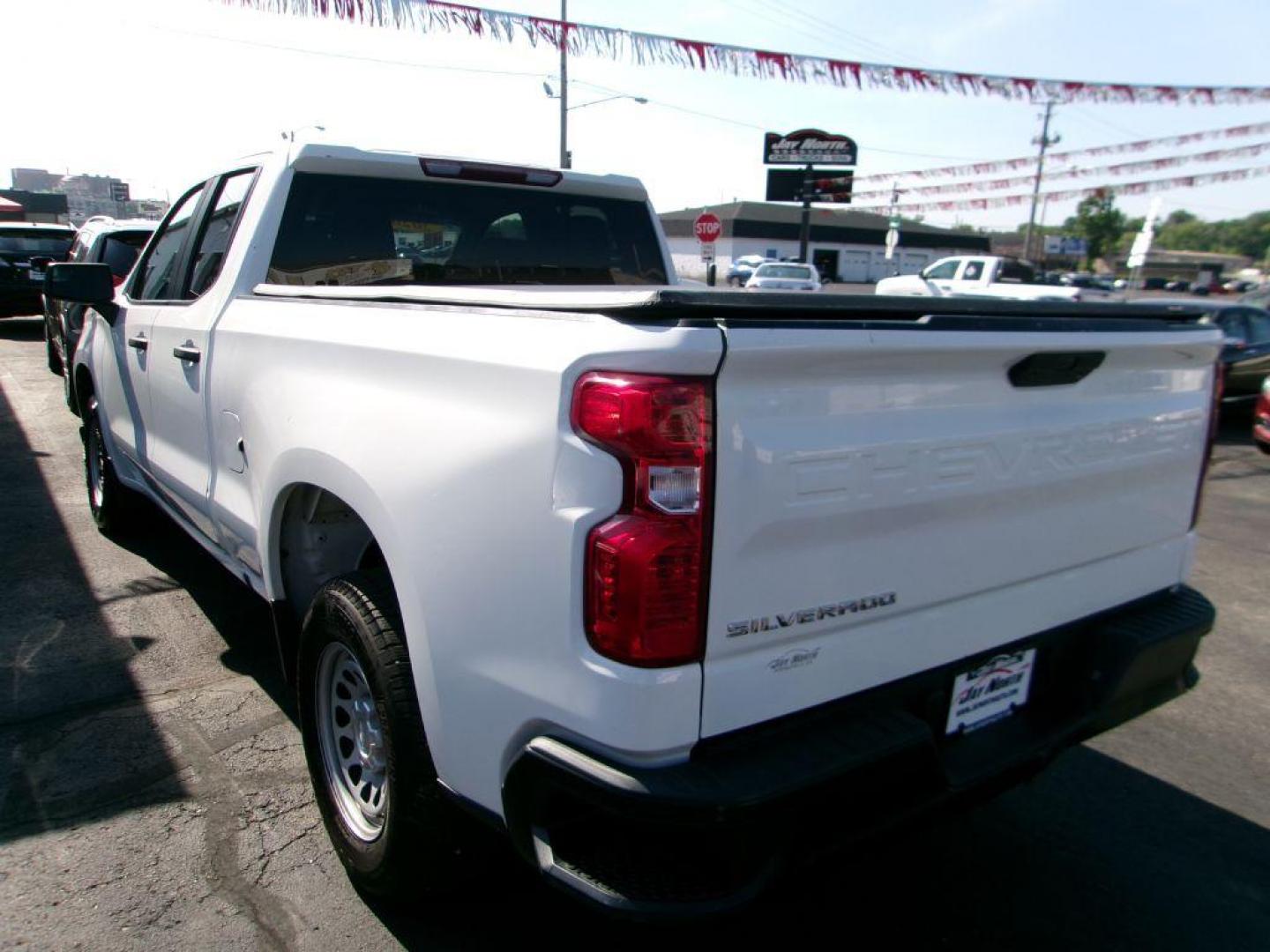 2020 WHITE CHEVROLET SILVERADO 1500 EXTENDED CAB (1GCRWAEH6LZ) with an 4.3L engine, Automatic transmission, located at 501 E. Columbia St., Springfield, OH, 45503, (800) 262-7122, 39.925262, -83.801796 - *** 4.3L V6 *** Serviced and Detailed *** WT Convenience package *** Cruise *** Corner step Bumper *** CarPlay *** Jay North Auto has offered hand picked vehicles since 1965! Our customer's enjoy a NO pressure buying experience with a small town feel. All of our vehicles get fully inspected and - Photo#4