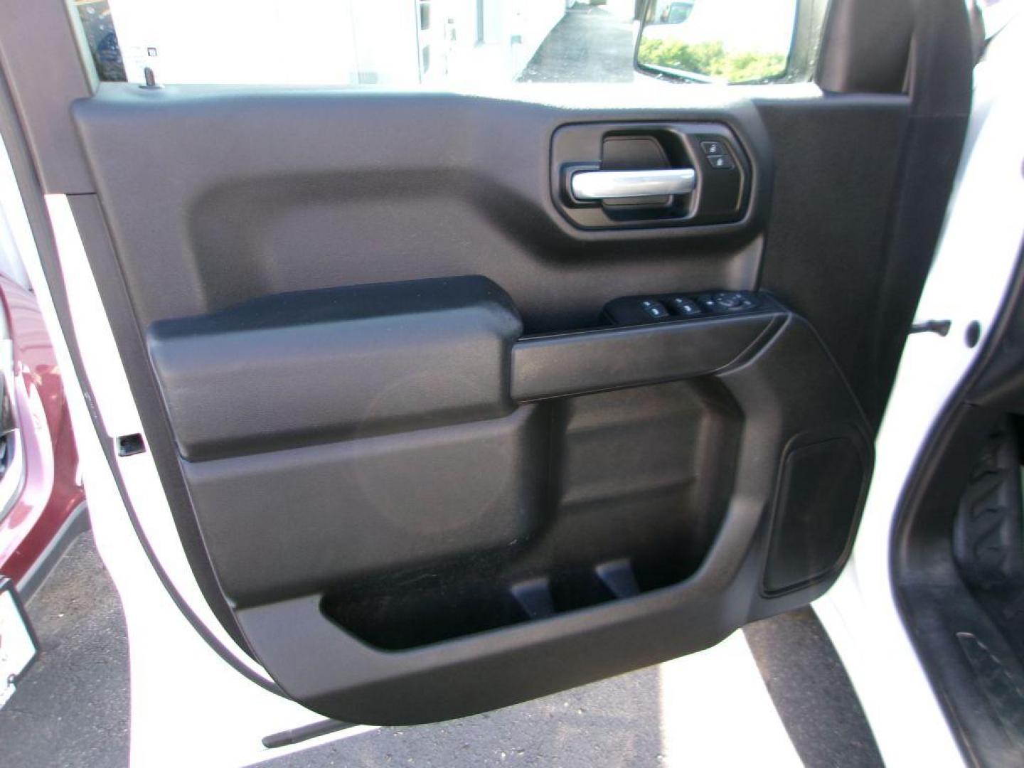 2020 WHITE CHEVROLET SILVERADO 1500 EXTENDED CAB (1GCRWAEH6LZ) with an 4.3L engine, Automatic transmission, located at 501 E. Columbia St., Springfield, OH, 45503, (800) 262-7122, 39.925262, -83.801796 - *** 4.3L V6 *** Serviced and Detailed *** WT Convenience package *** Cruise *** Corner step Bumper *** CarPlay *** Jay North Auto has offered hand picked vehicles since 1965! Our customer's enjoy a NO pressure buying experience with a small town feel. All of our vehicles get fully inspected and - Photo#9