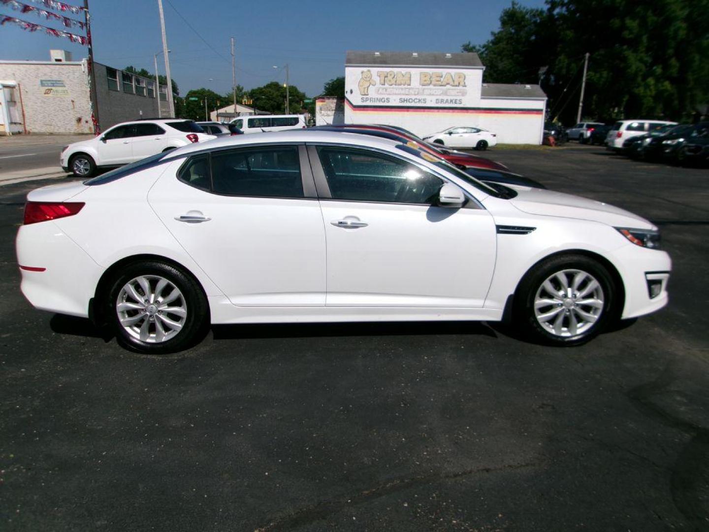 2015 WHITE KIA OPTIMA EX (5XXGN4A75FG) with an 2.4L engine, Automatic transmission, located at 501 E. Columbia St., Springfield, OH, 45503, (800) 262-7122, 39.925262, -83.801796 - Photo#3